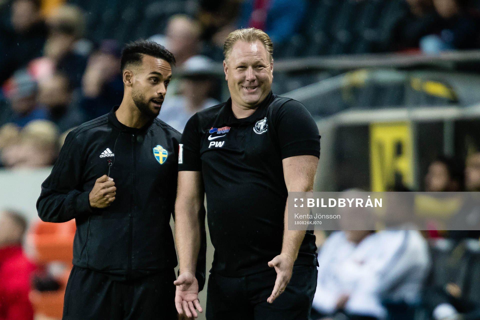 Trelleborgs tränare Patrick Winqvist reagerar under ett samtal med fjärdedomare Farouk Nehdi under fotbollsmatchen i Allsvenskan mellan AIK och Trelleborg den 26 Augusti 2018 i Stockholm.