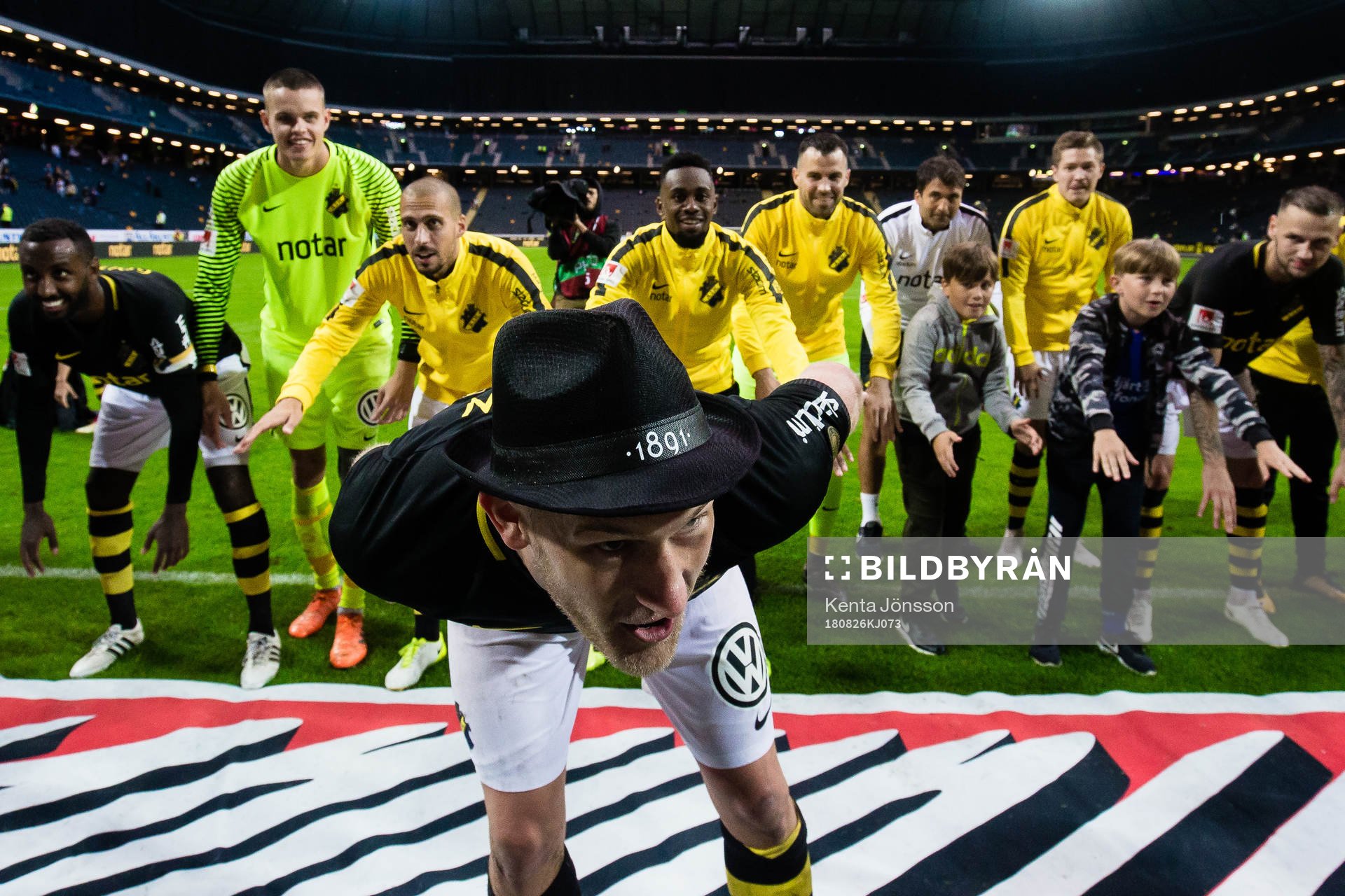 AIK:s Robin Jansson jublar med lagkamrater efter fotbollsmatchen i Allsvenskan mellan AIK och Trelleborg den 26 Augusti 2018 i Stockholm. 
