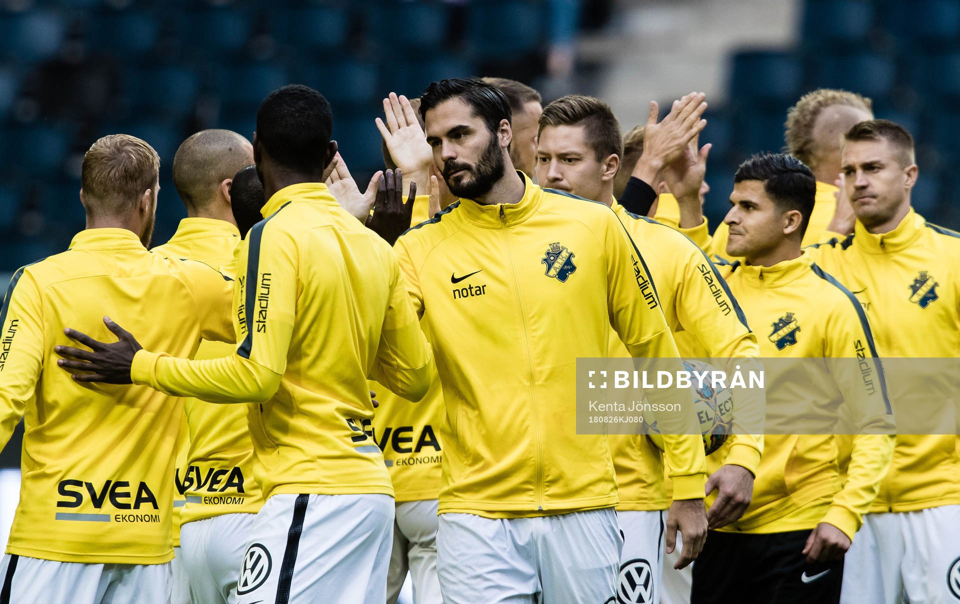 s Denni Avdic med lagkamrater innan fotbollsmatchen i