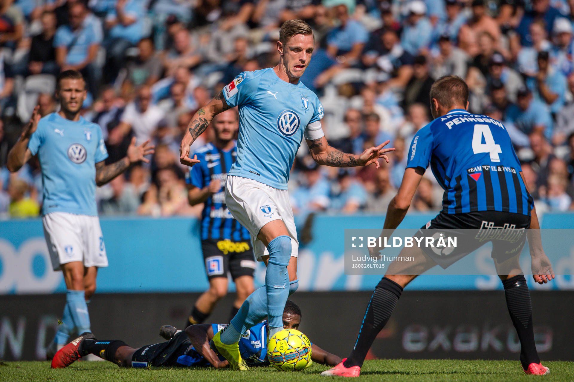 Malmö FFs Sören Rieks i en kamp mot Sirius Mohammed Saeid