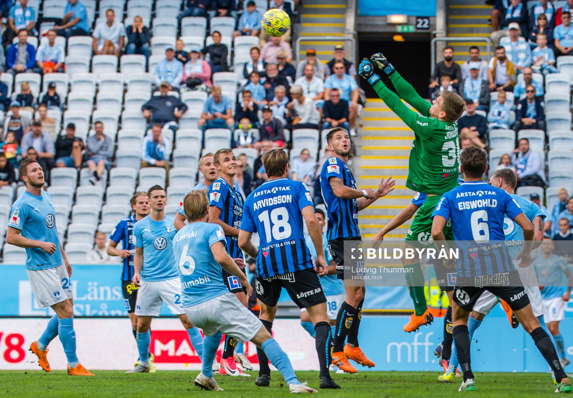 Sirius målvakt Lukas Jonsson med en räddning