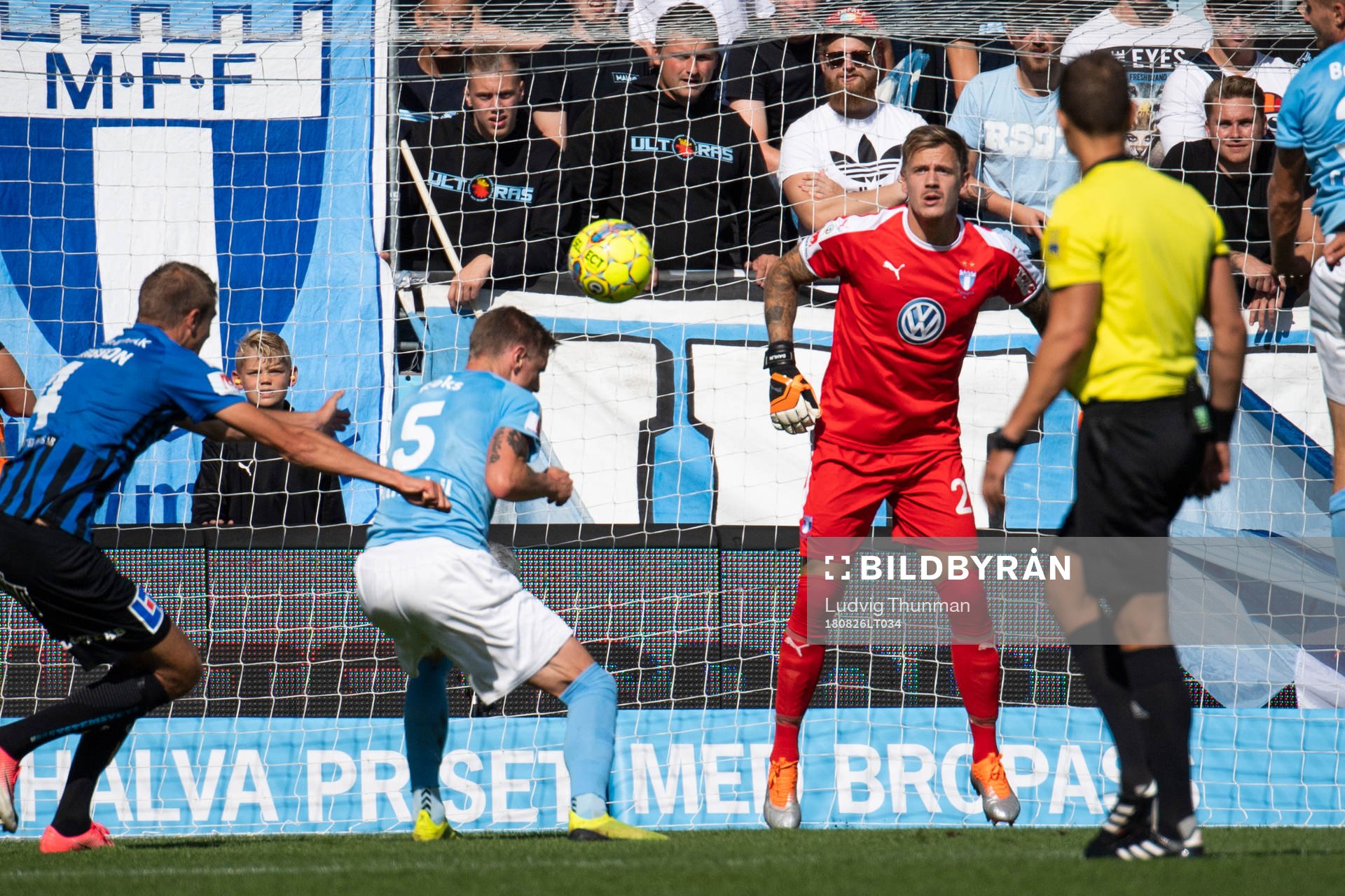 Malmö FFs Eric Larsson nickar undan framför målvakt