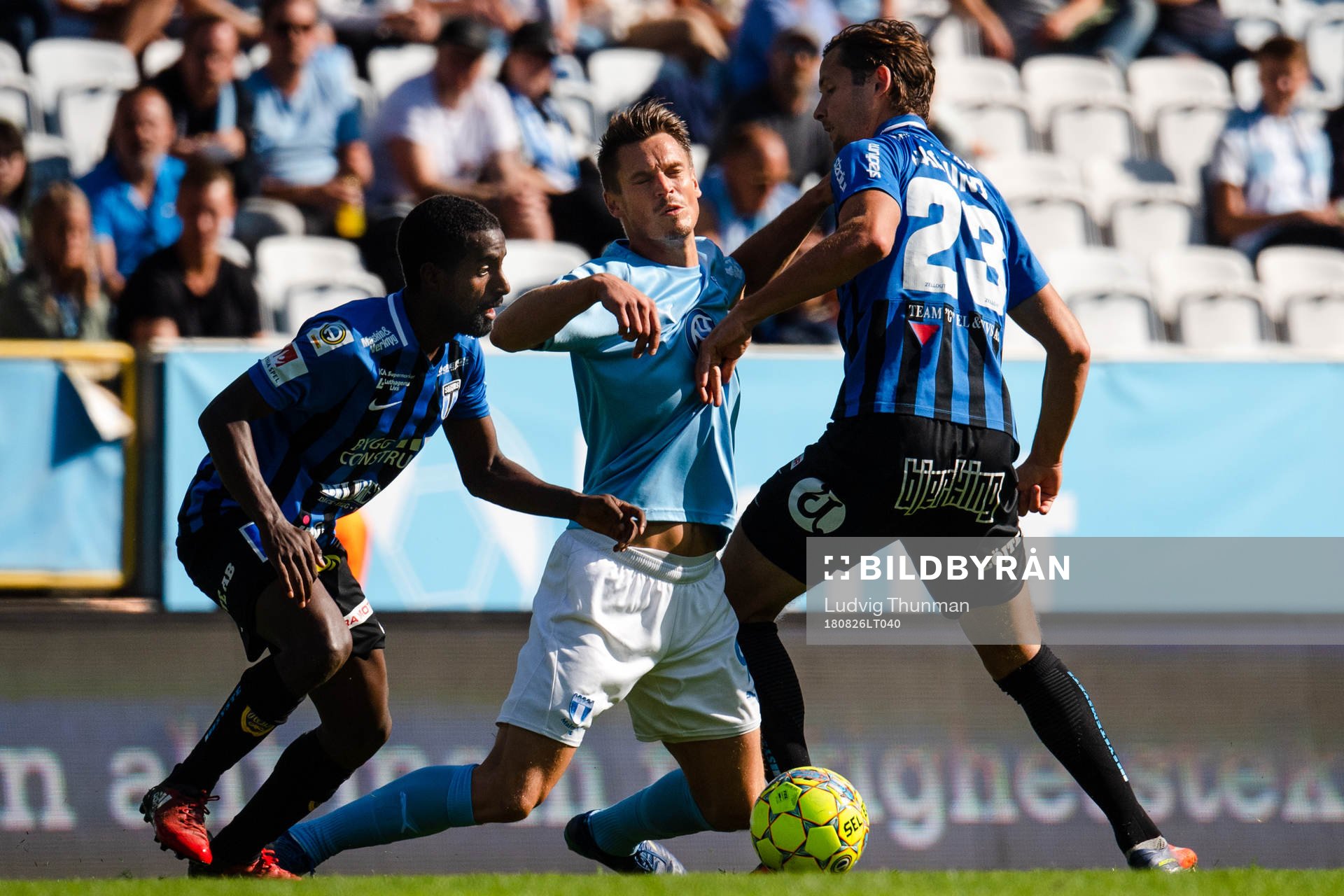 Malmö FFs Markus Rosenberg i en kamp mot Sirius Philip