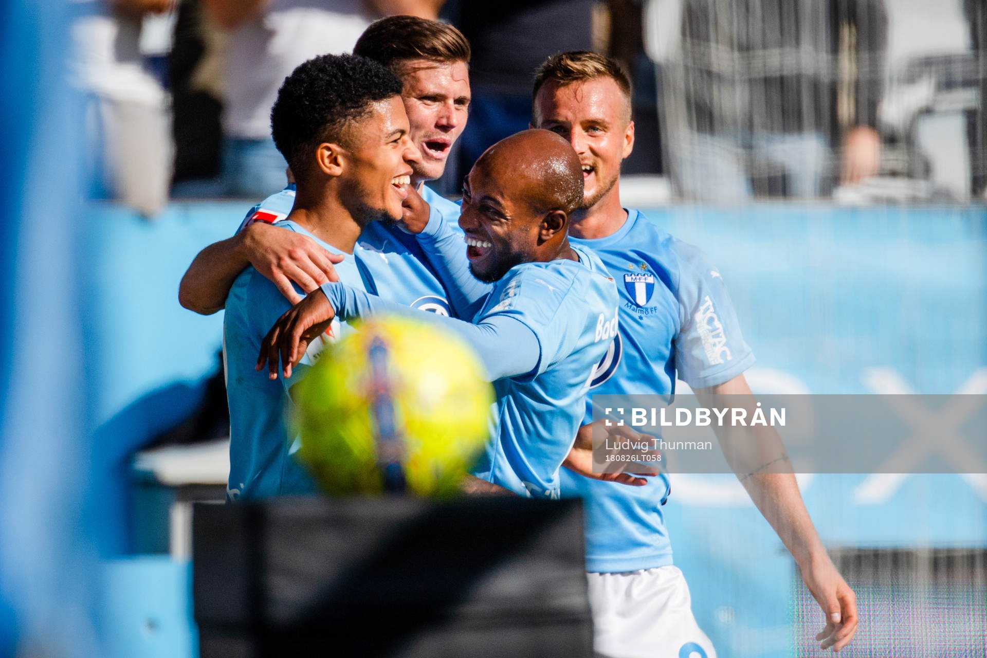 Malmö FFs Romain Gall jublar med Arnór Ingvi Traustason , Fouad Bachirou och Eric Larsson efter 2-0 under fotbollsmatchen i Allsvenskan mellan Malmö FF och Sirus den 26 augusti 2018 i Malmö.
