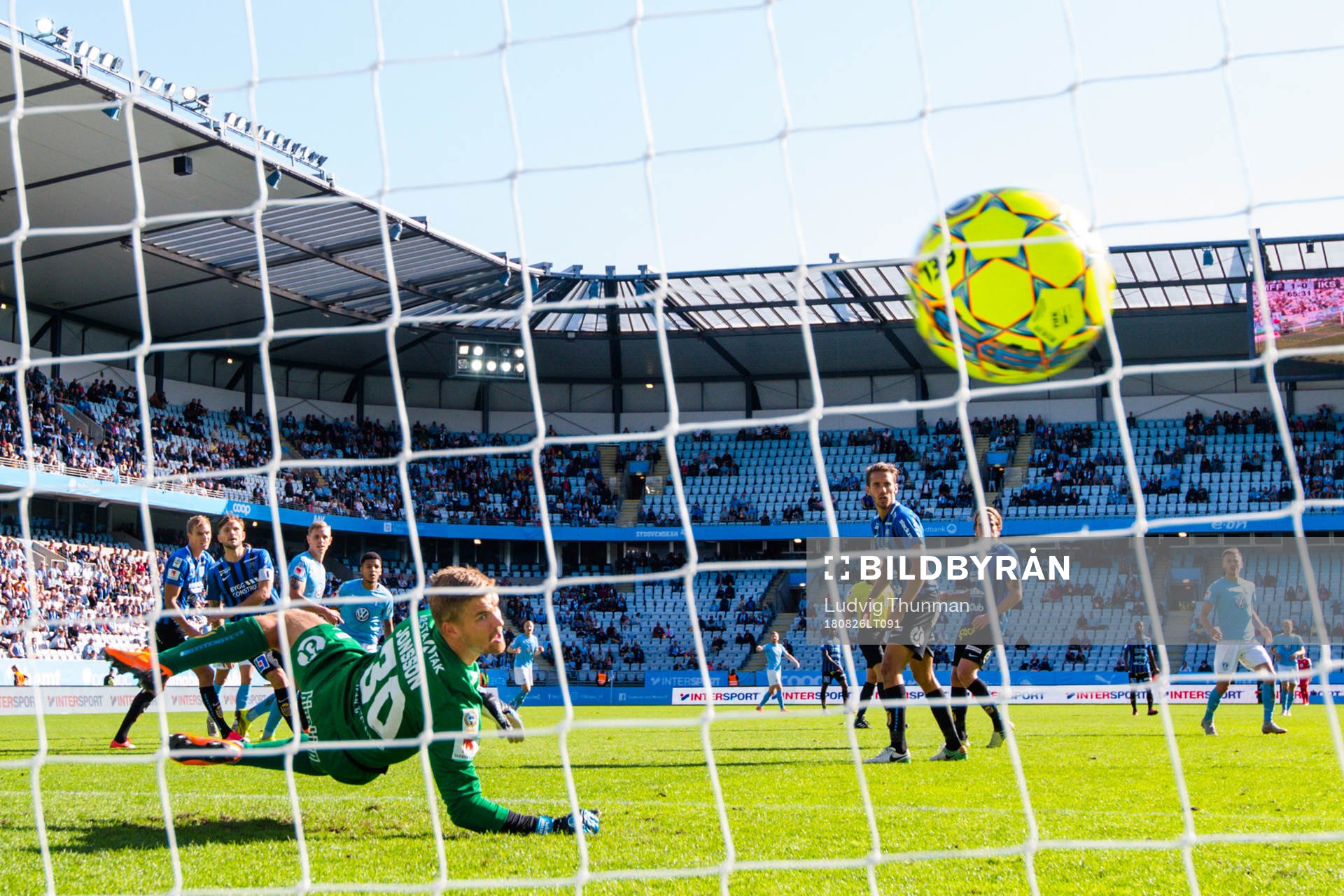 Malmö FFs Romain Gall gör 3-0 bakom Sirius målvakt Lukas