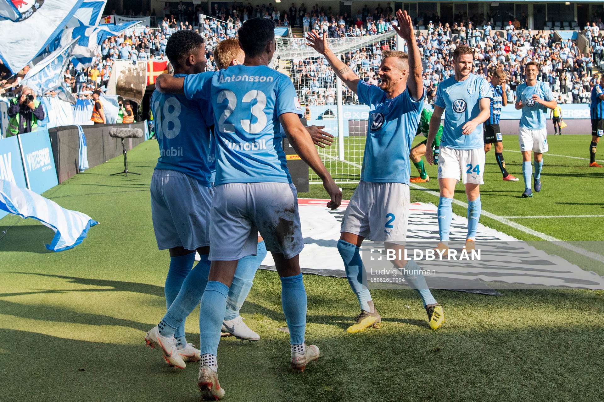 Malmö FFs Anders Christiansen kramas om av lagkamraterna