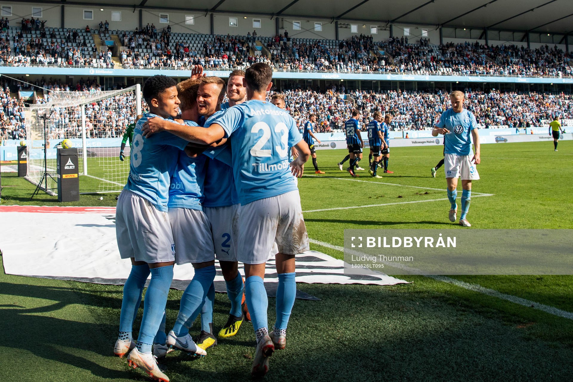 Malmö FFs Anders Christiansen kramas om av lagkamraterna