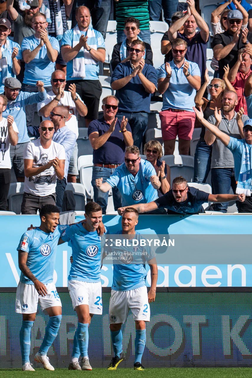 Malmö FFs Marcus Antonsson kramas om av lagkamraterna efter 5-0 under fotbollsmatchen i Allsvenskan mellan Malmö FF och Sirus den 26 augusti 2018 i Malmö.