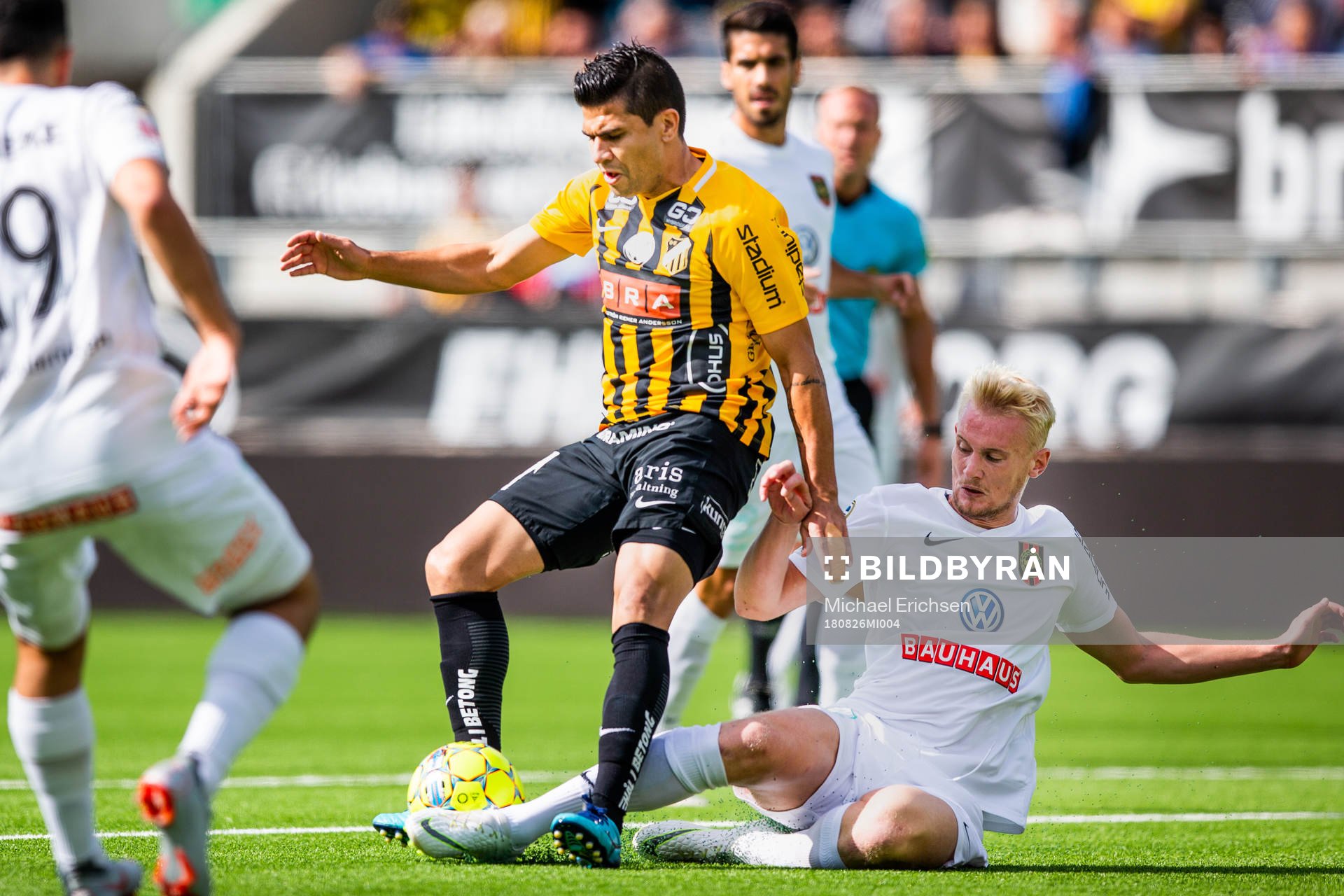 Häckens Paulinho tacklas av Brommapojkarnas Ludvig Öhman