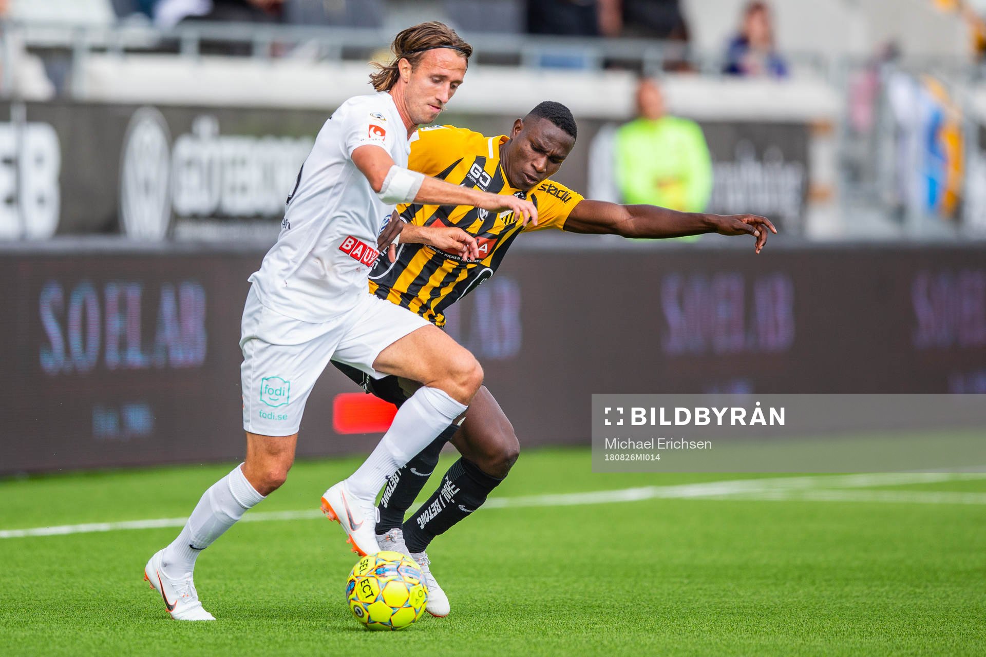 Brommapojkarnas Philip Hellqvist och Häckens Elohor Ekpolo i en kamp om bollen under fotbollsmatchen i allsvenskan mellan Häcken och Brommapojkarna den 26 augusti 2018 i Göteborg.