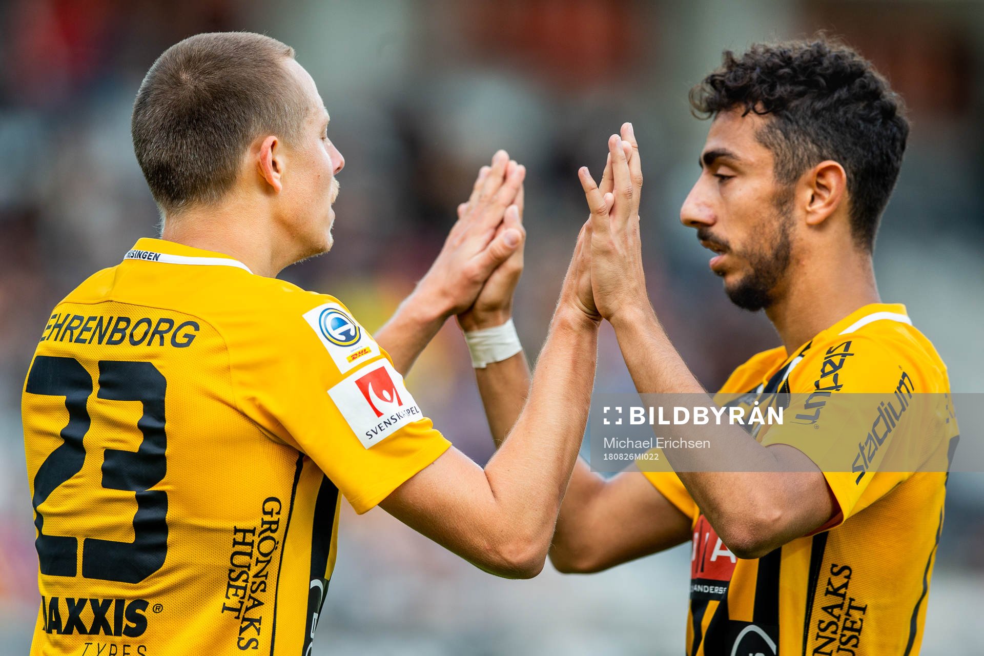 Häckens Viktor Lundberg och Daleho Irandust jublar