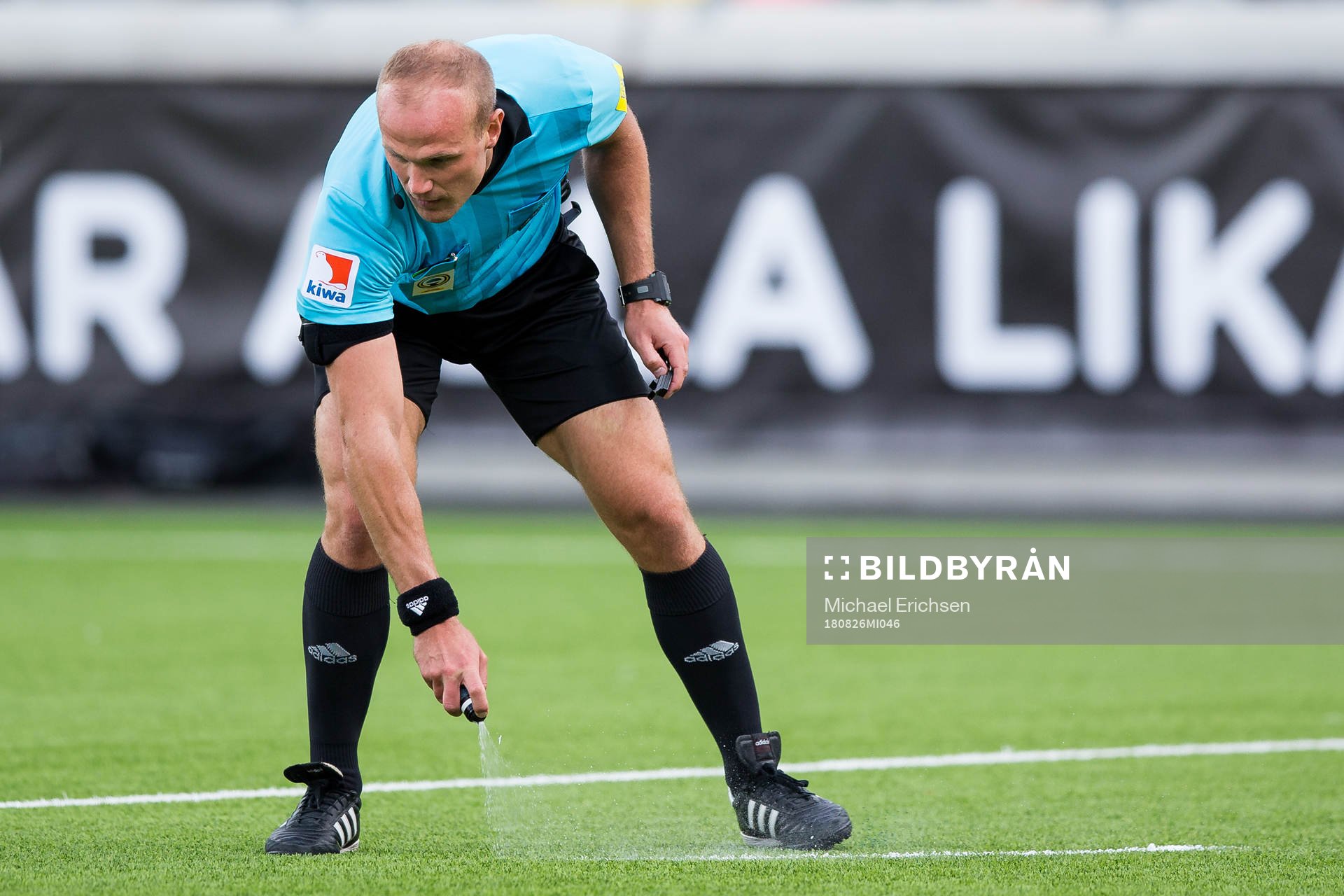 Domare Patrik Eriksson sprejar en linje