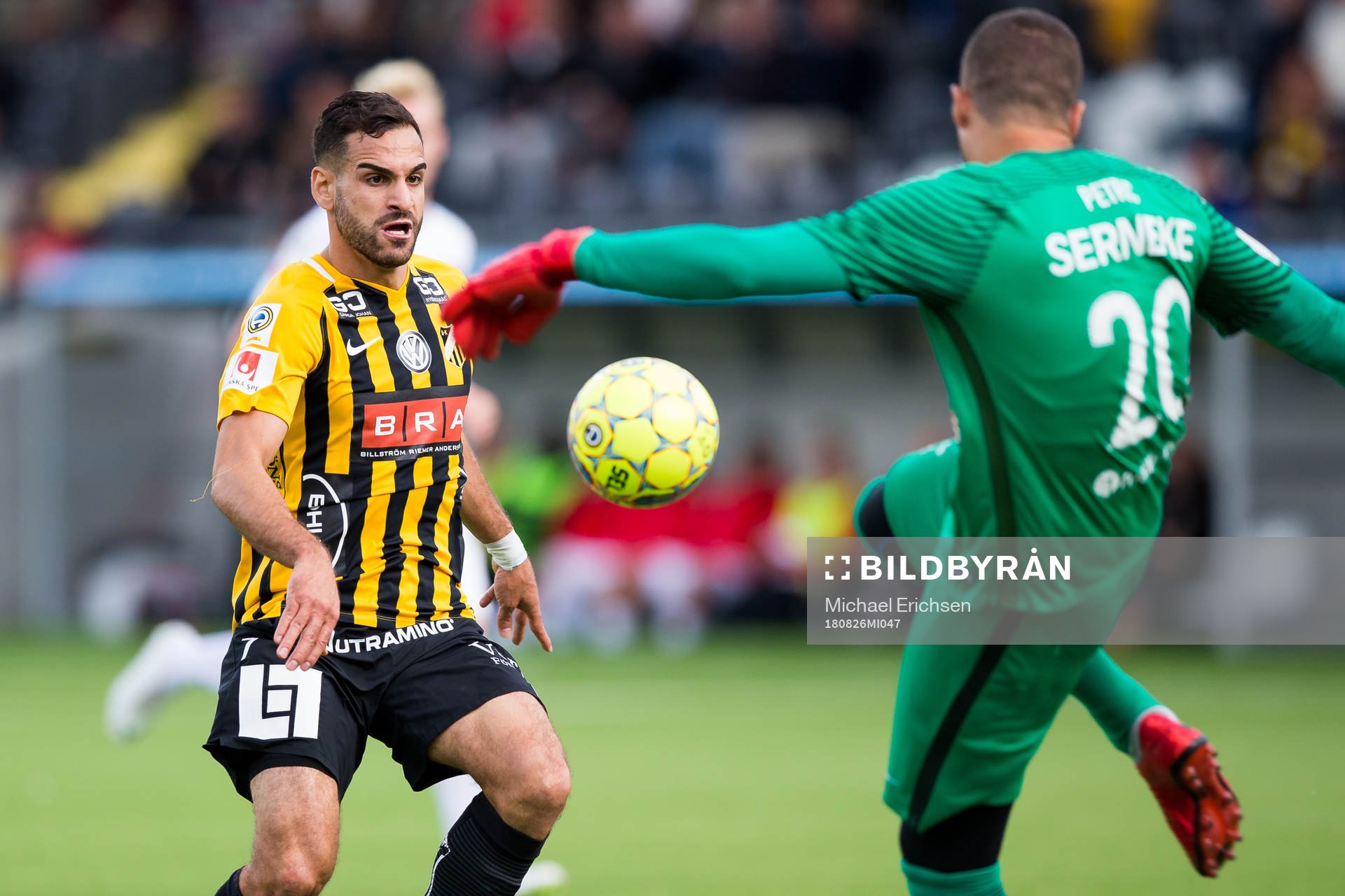 Häckens Mervan Celik mot Brommapojkarnas målvakt Nikola