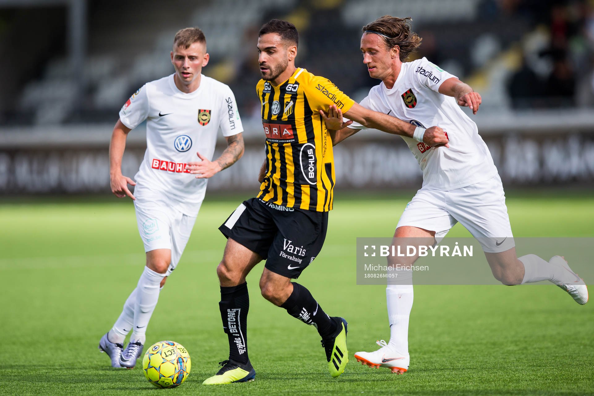 Häckens Mervan Celik mot Brommapojkarnas Philip Hellqvist