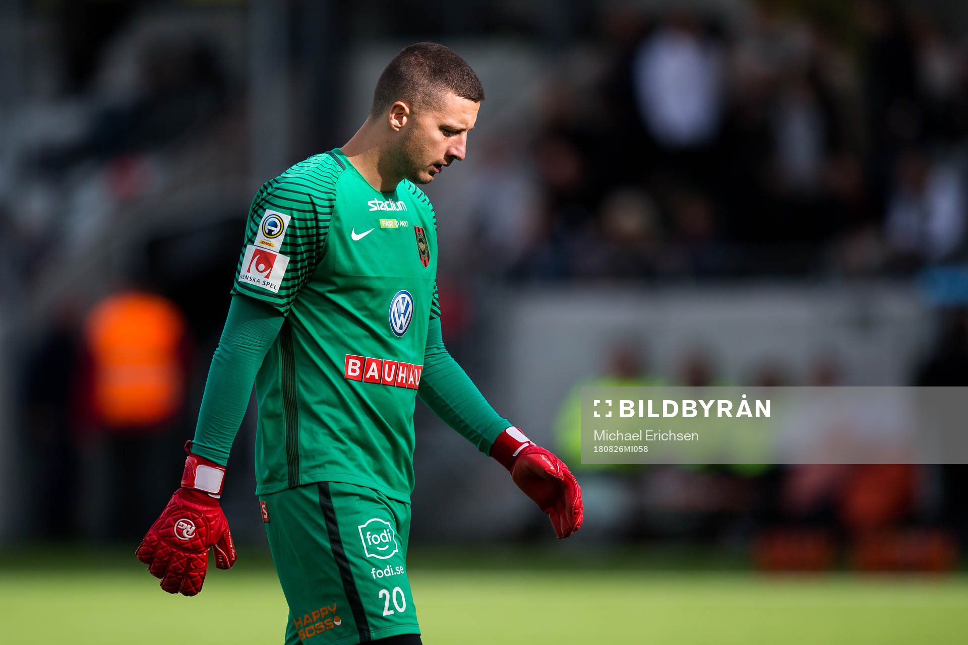 Brommapojkarnas målvakt Nikola Petric  deppar