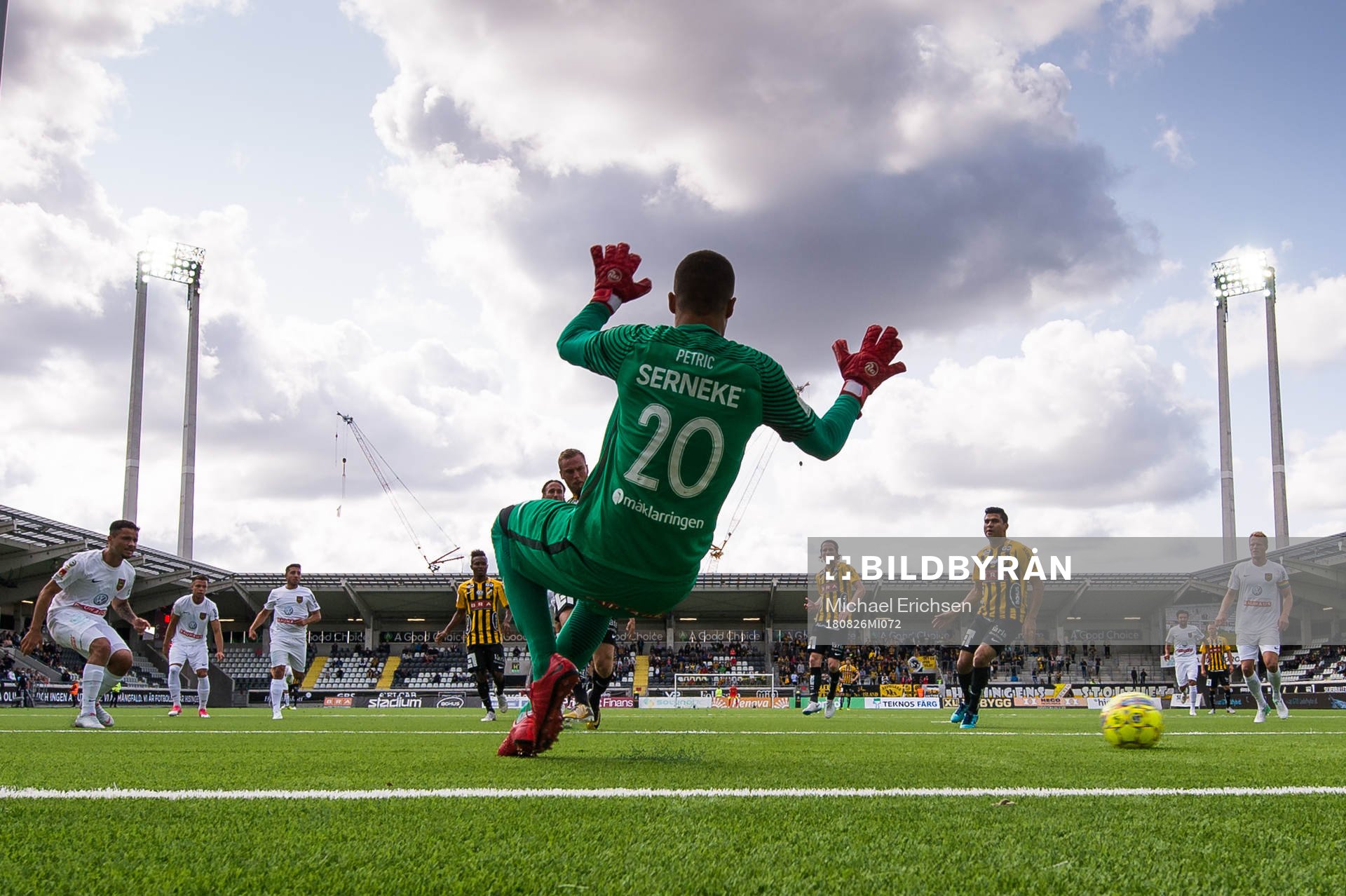 Brommapojkarnas målvakt Nikola Petric släpper in 1-0 på