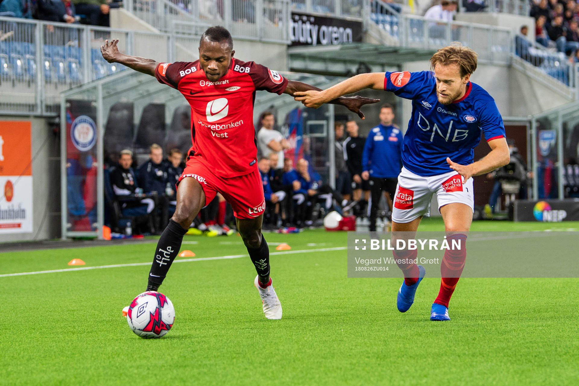 Gilbert Koomson of Brann and Bård Finne of Vålerenga