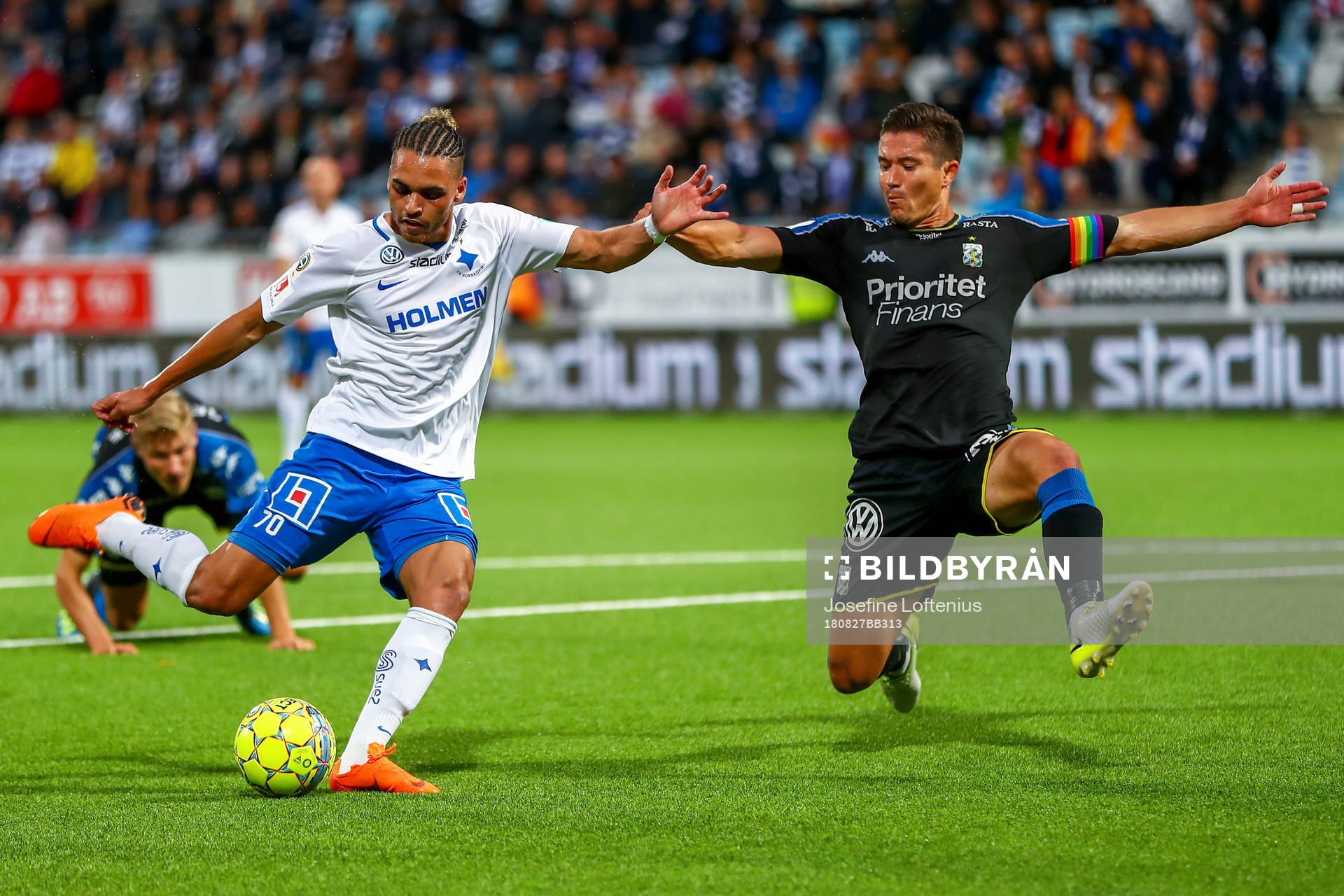 Norrköpings Alexander Jakobsen skjuter och IFK Göteborgs