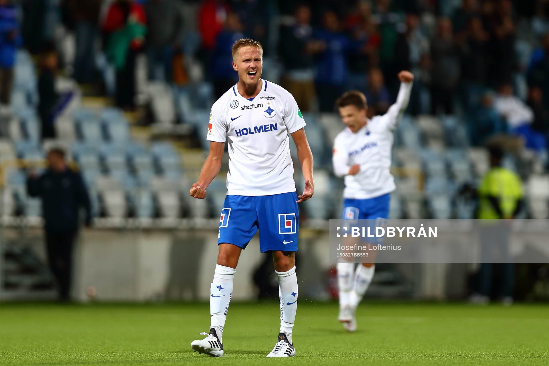Kasper Larsen och Simon Skrabb jublar