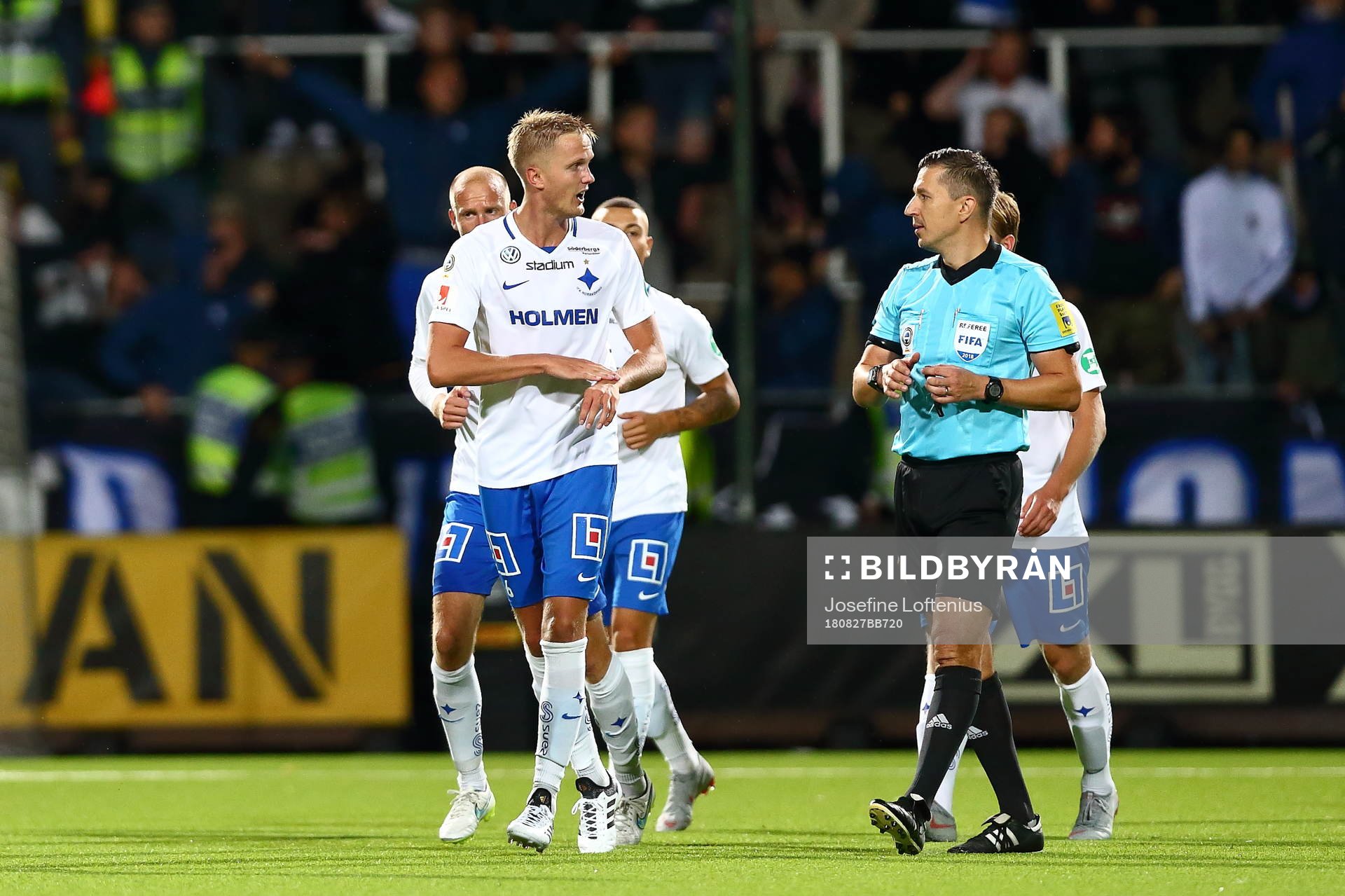 Norrköpings Kasper Larsen pekar på klockan mot domaren