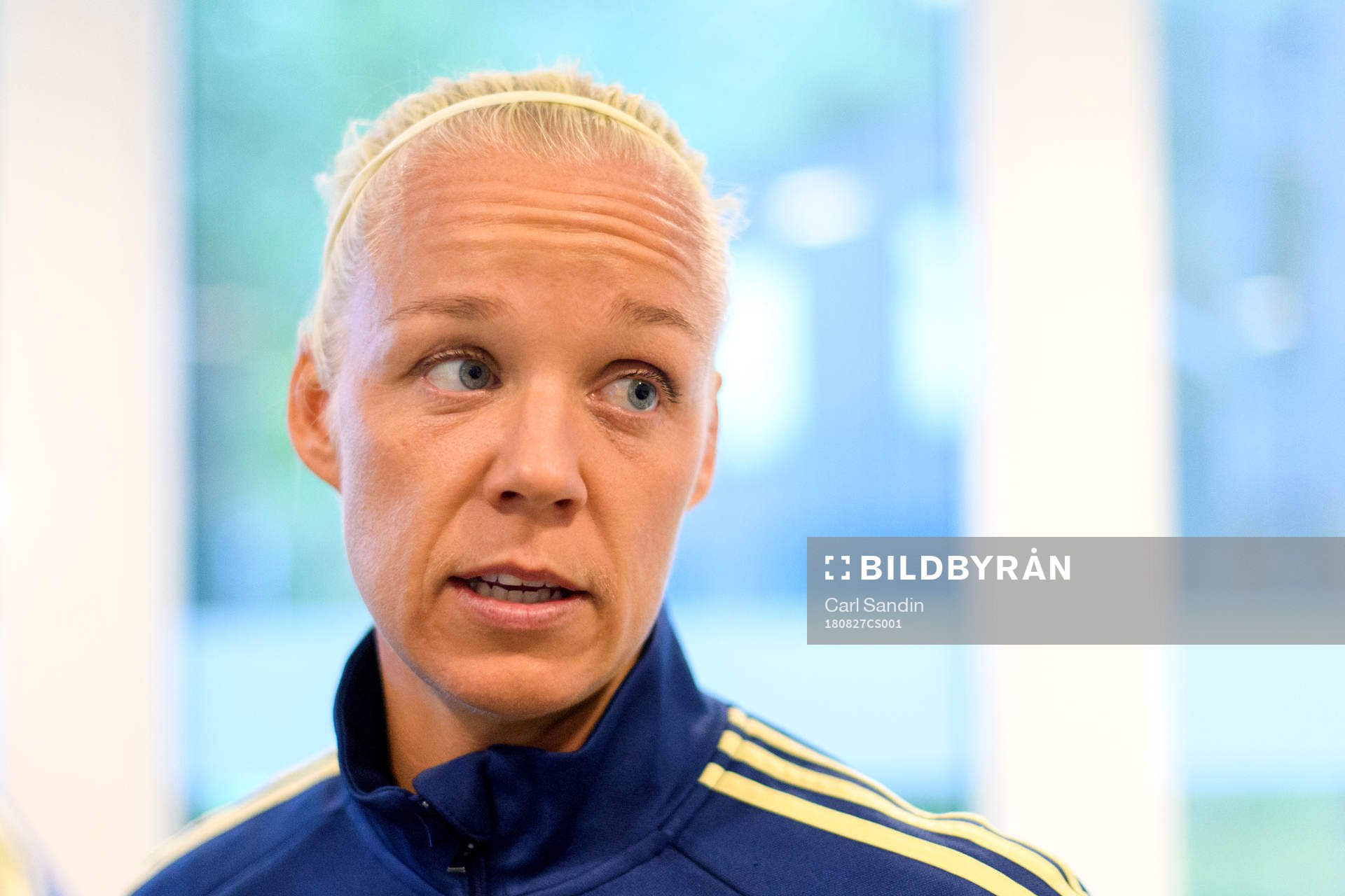 Caroline Seger blir intervjuad