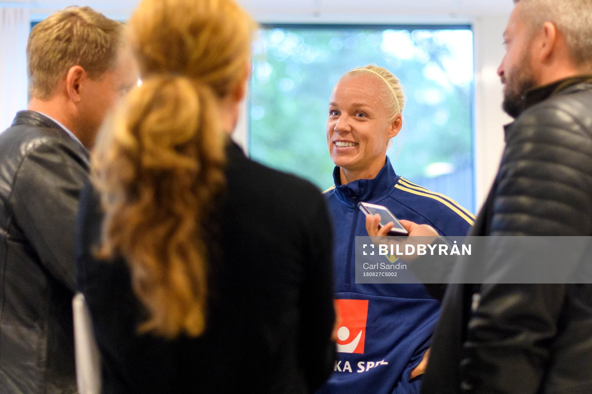 Caroline Seger blir intervjuad