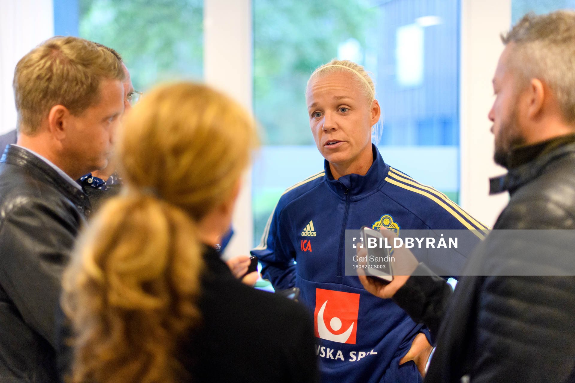 Caroline Seger blir intervjuad