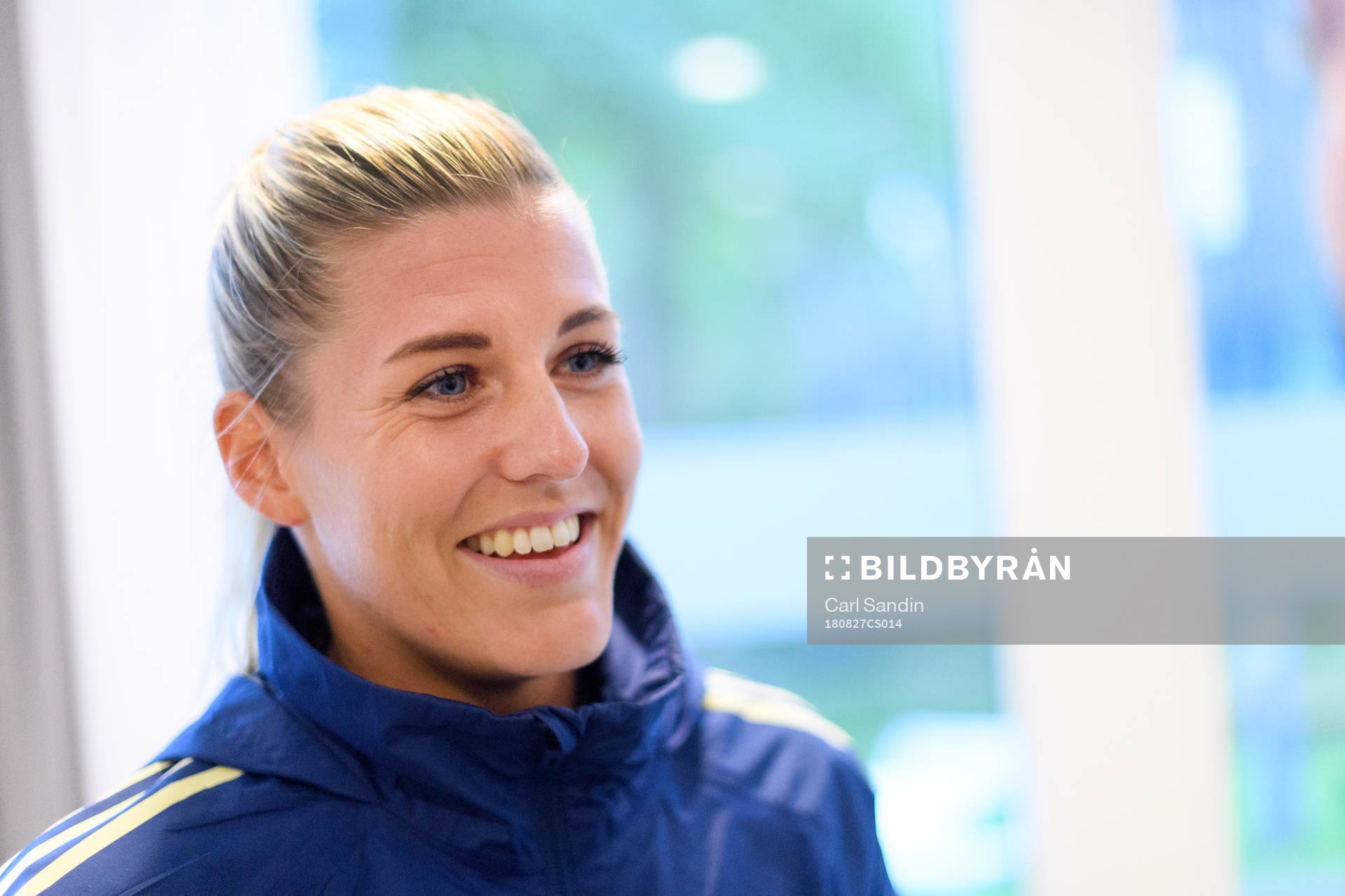 Olivia Schough blir intervjuad