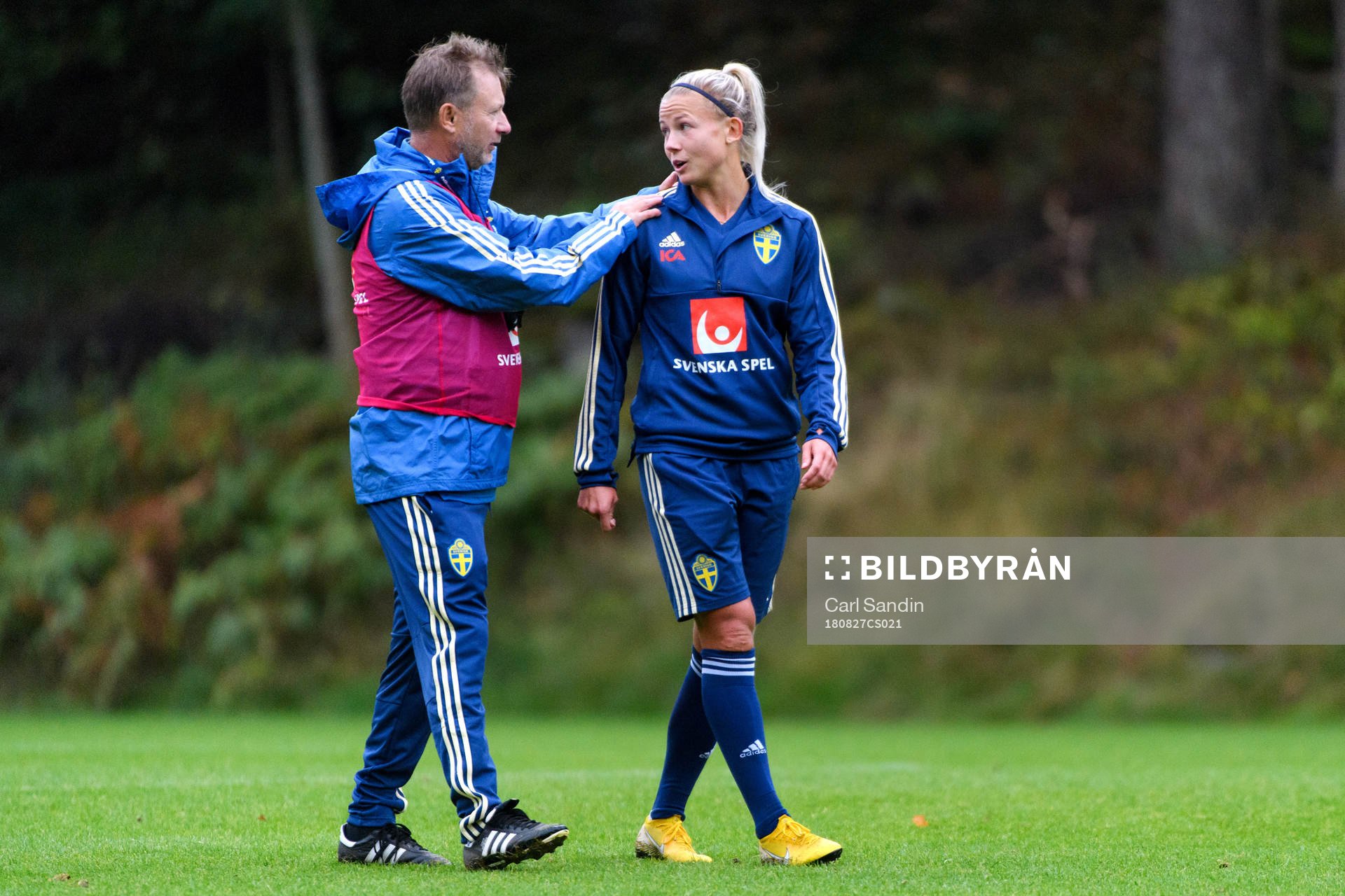 Förbundskapten Peter Gerhardsson och Hanna Glas under en träning med det svenska damlandslaget i fotboll den 27 augusti 2018 i Göteborg.