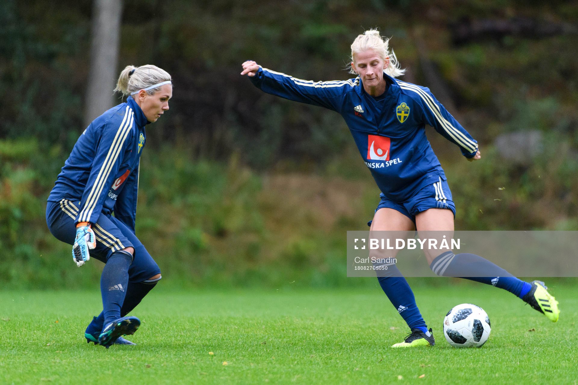 Målvakt Jennifer Falk och Sofia Jakobsson