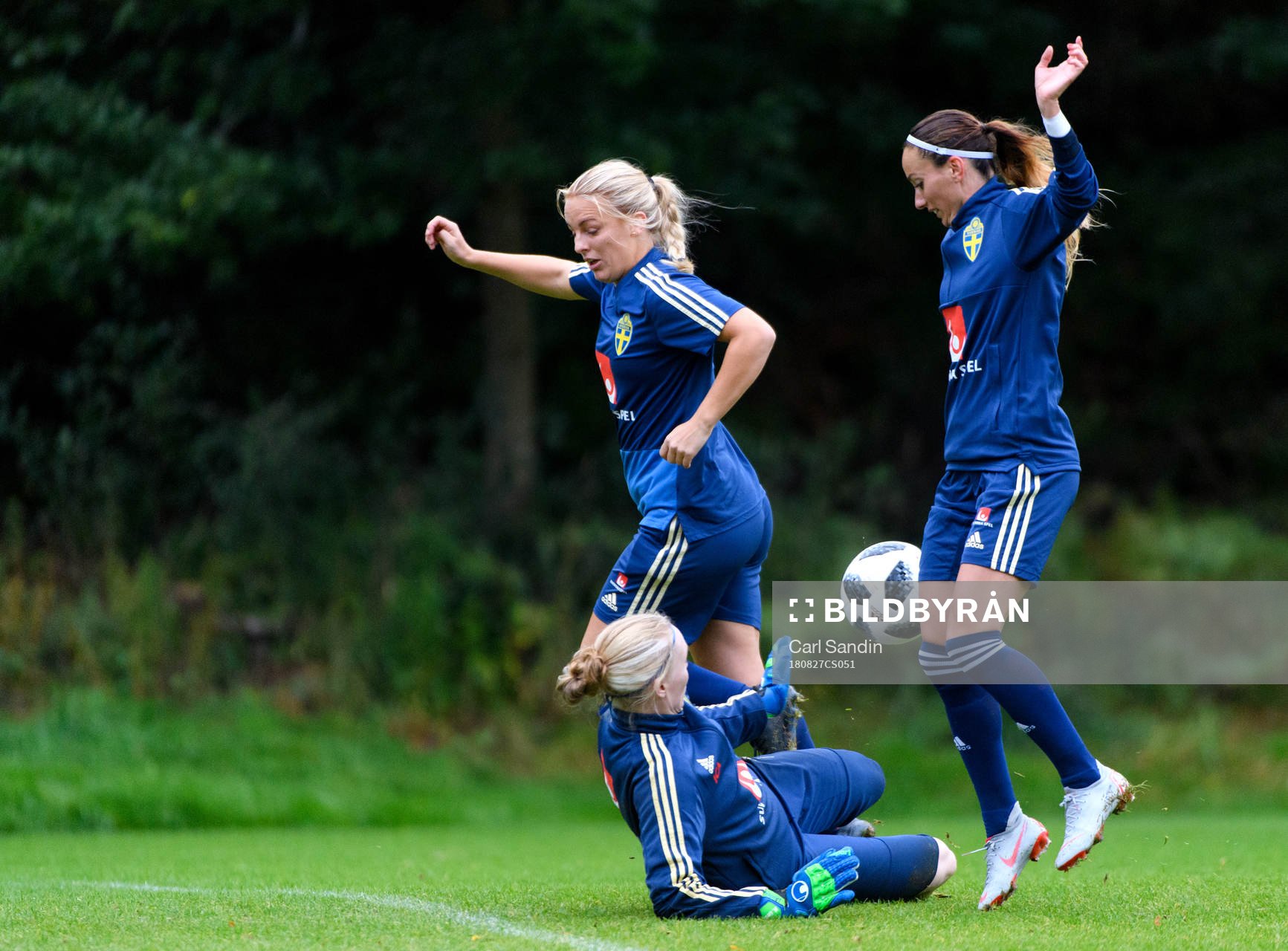 Mimmi Larsson och Kosovare Asllani mot målvakt Hedvig