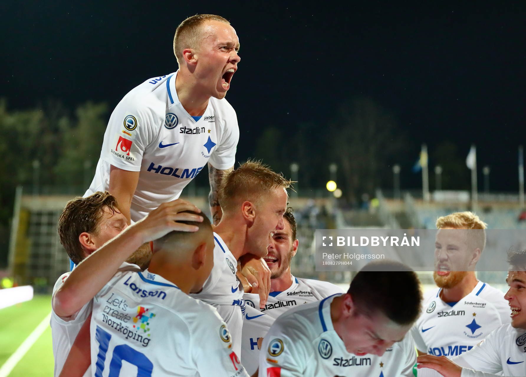 Jubel efter avgörande mål 2-1 i förlängning av Norrköpings Kasper Larsen under fotbollsmatchen i Allsvenskan mellan Norrköping och IFK Göteborg den 27 augusti 2018 i Norrköping.
