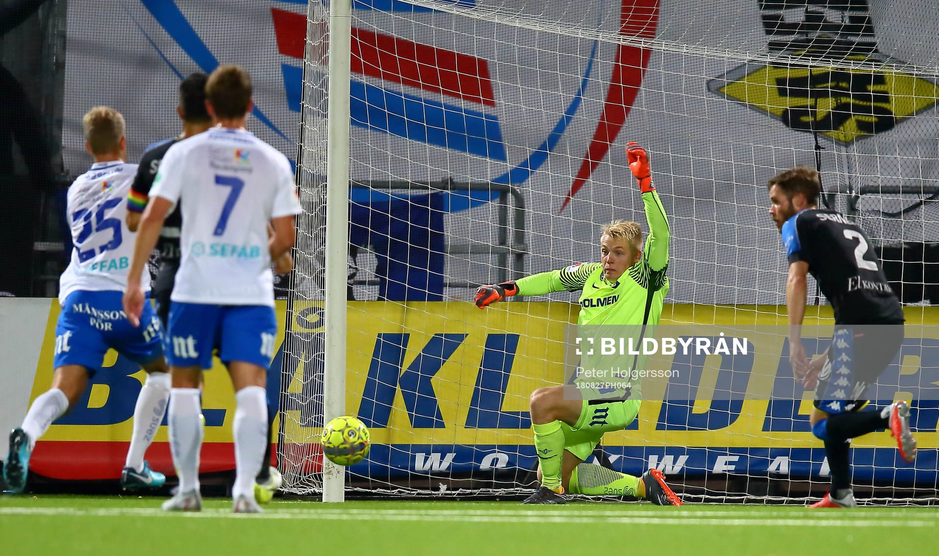 Norrköpings målvakt Isak Pettersson släpper et retur som