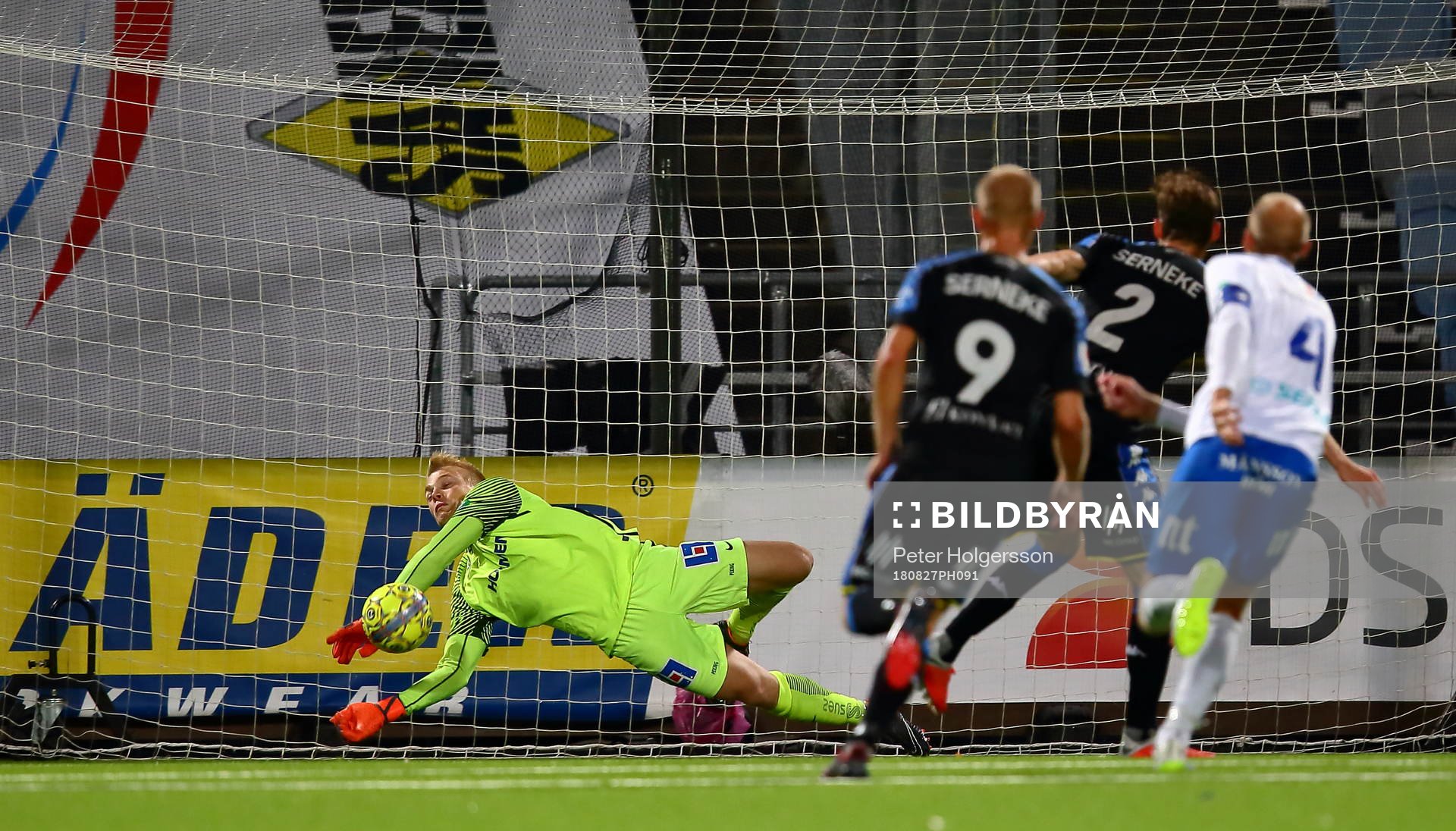 Norrköpings målvakt Isak Pettersson räddar en straff men