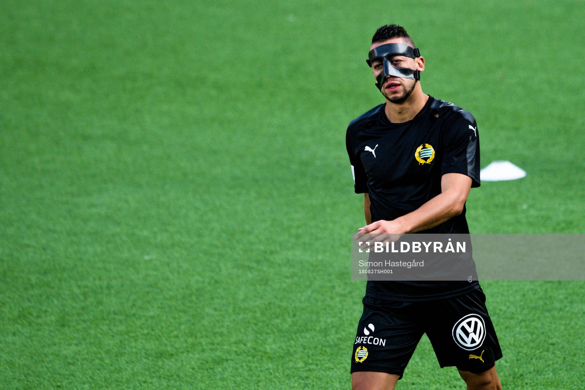 Hammarbys Nikola Djurdjic med ansiktsmask
