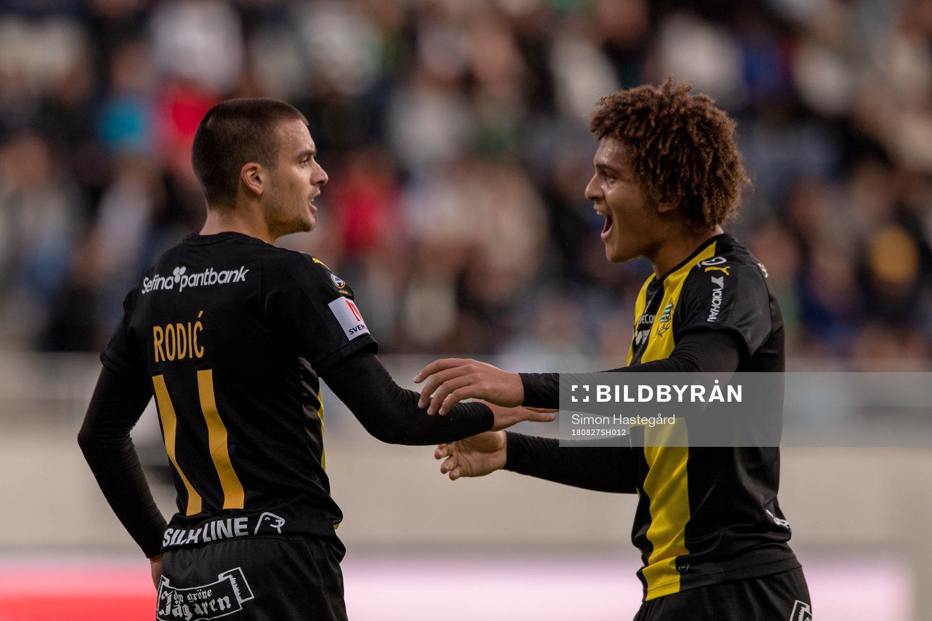 Hammarbys Vladimir Rodic och Neto Borges jublar