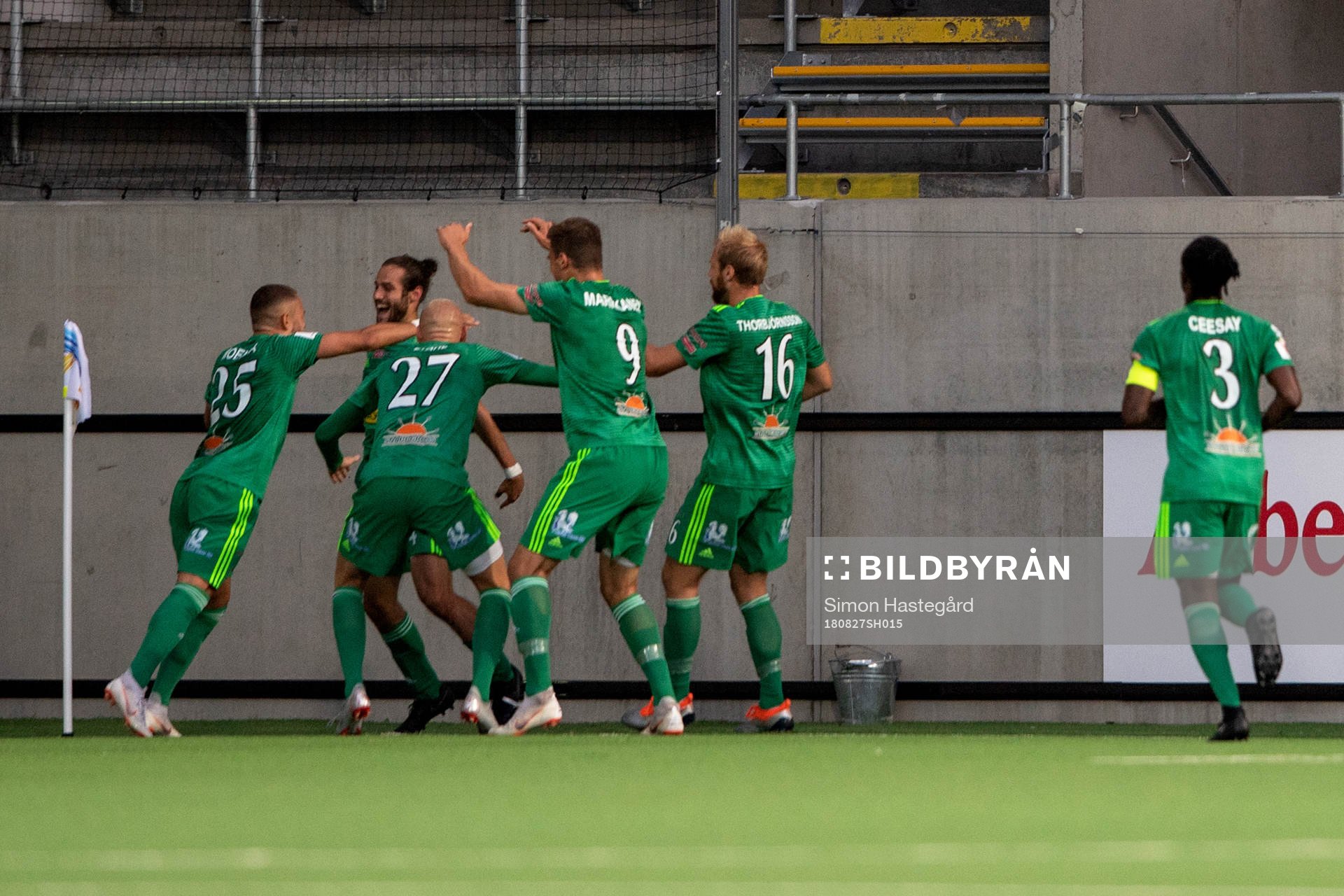 Dalkurds Alex De John jublar med lagkamrater