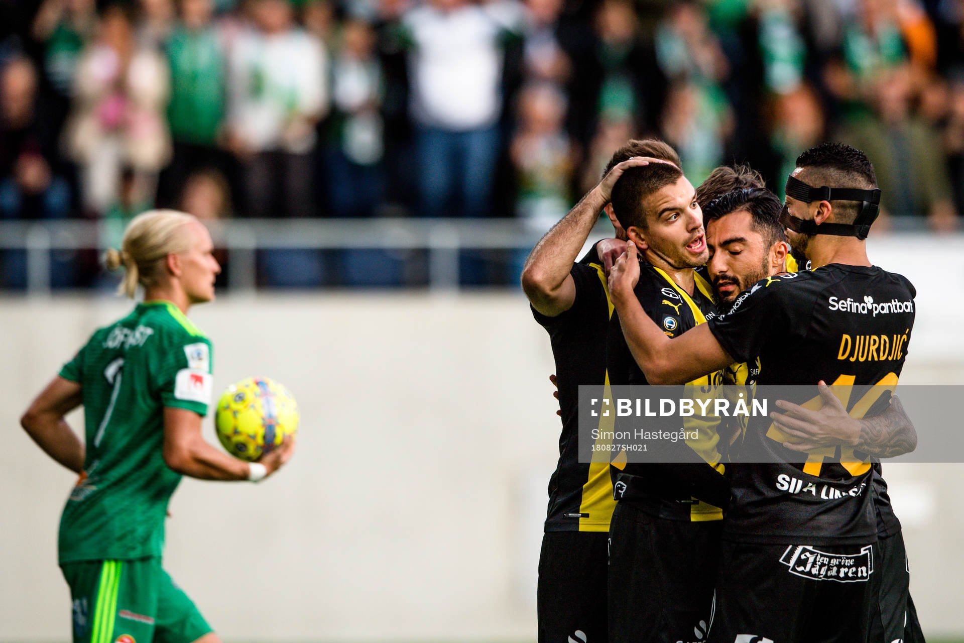 Hammarbys Vladimir Rodic och Nikola Djurdjic jublar med