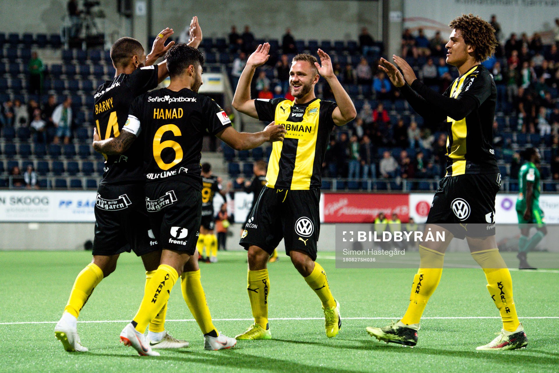 Hammarbys Jiloan Hamad, Mats Solheim och Neto Borges jublar med Junes Barny efter 1-3 under fotbollsmatchen i Allsvenskan mellan Dalkurd och Hammarby den 27 augusti 2018 i Gävle.