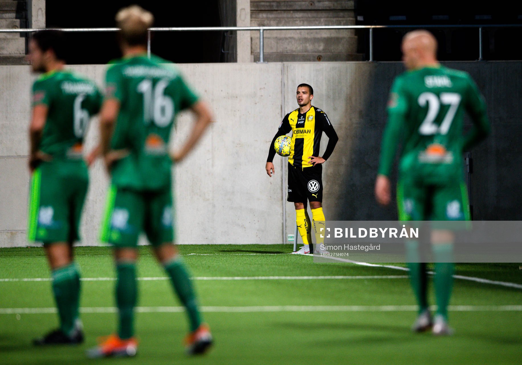 Hammarbys Vladimir Rodic inväntar hörnspark