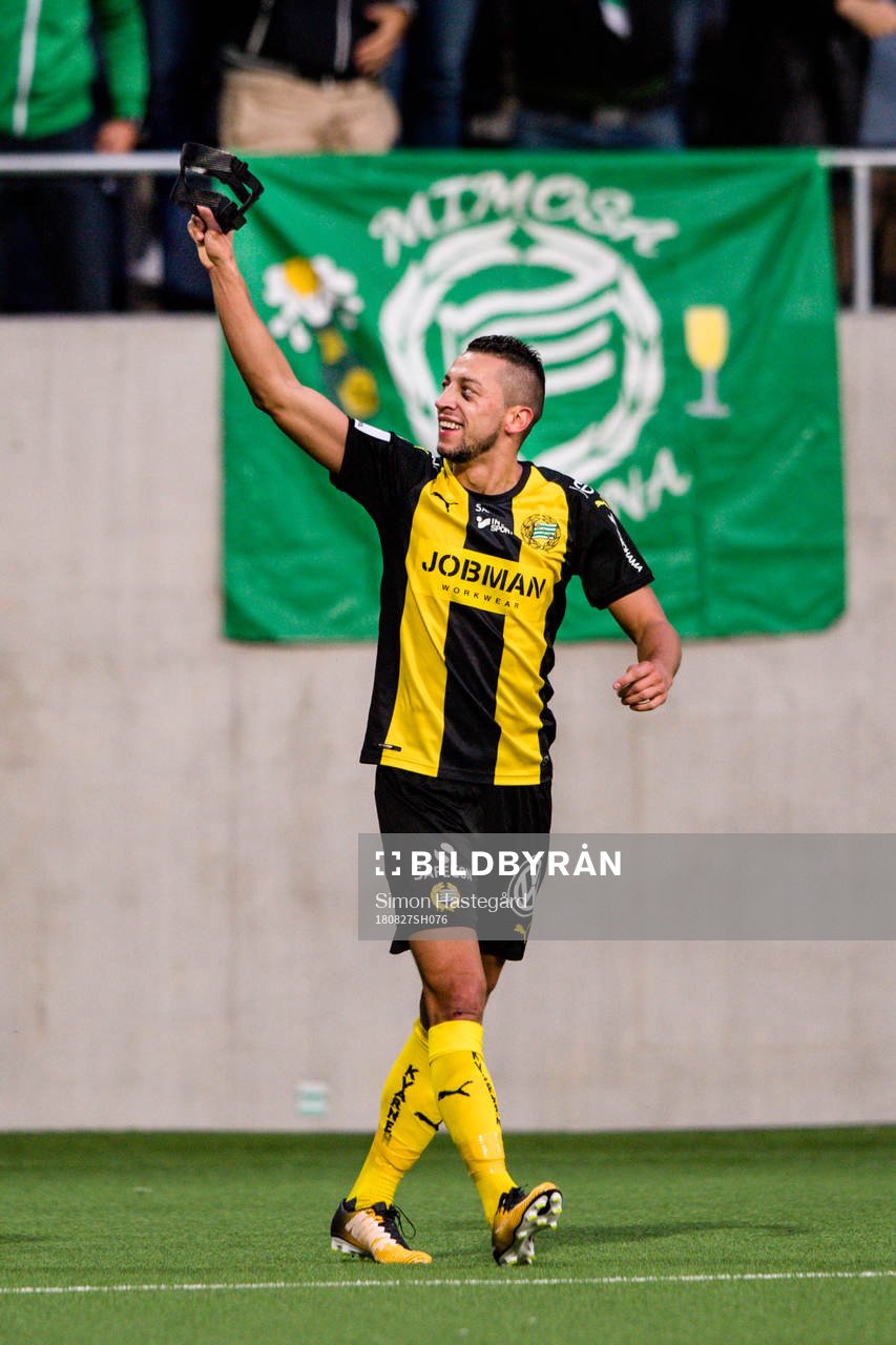 Hammarbys Nikola Djurdjic jublar med sin mask