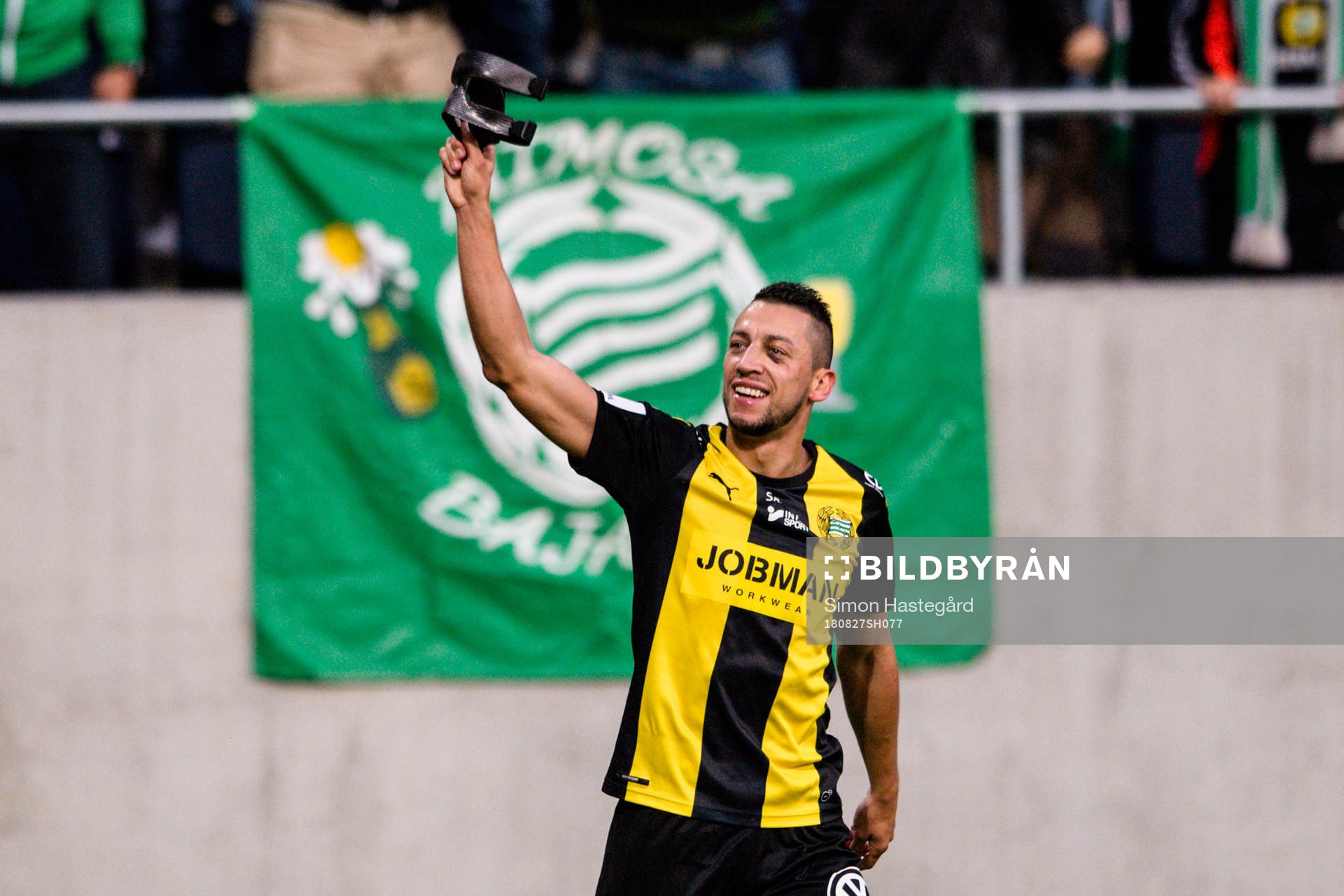 Hammarbys Nikola Djurdjic jublar med sin mask