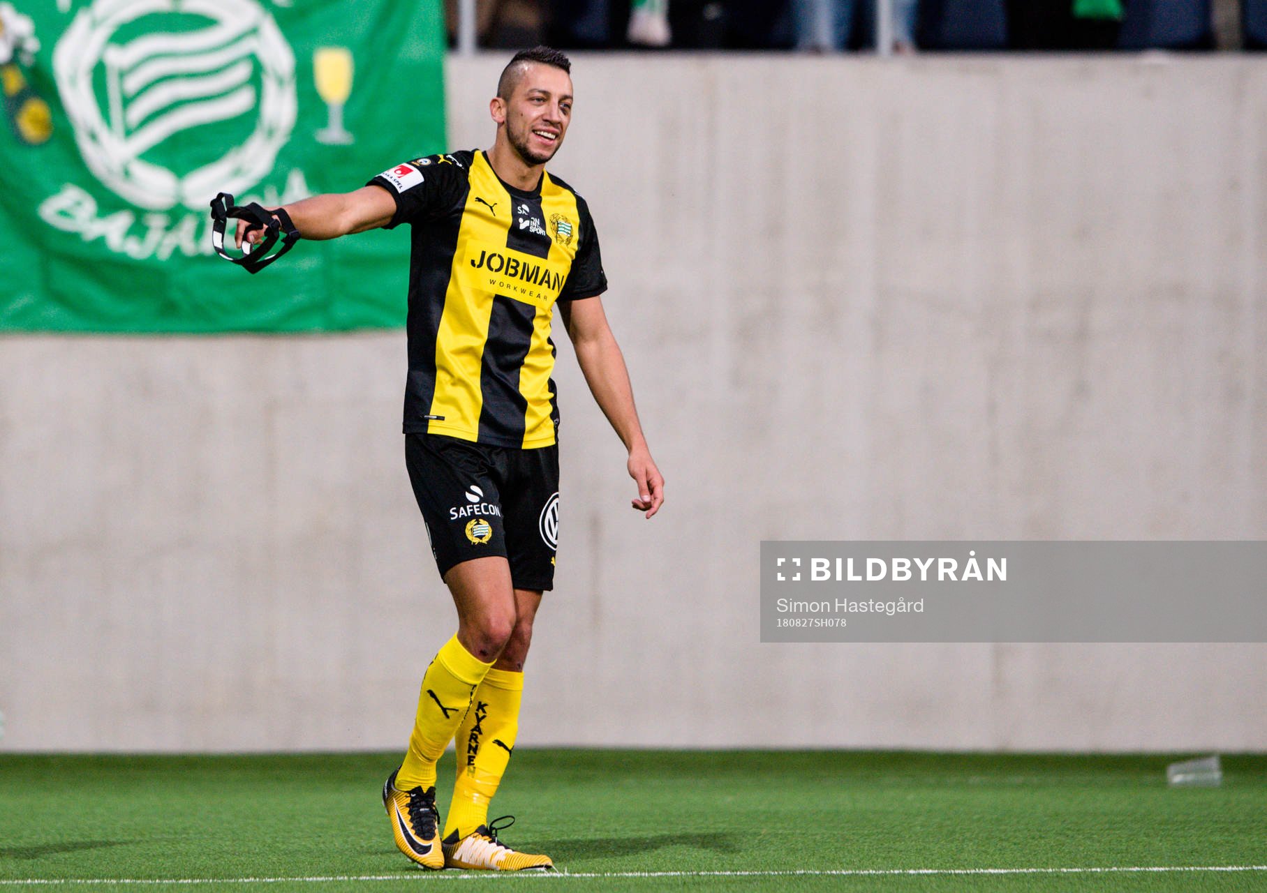 Hammarbys Nikola Djurdjic jublar med sin mask