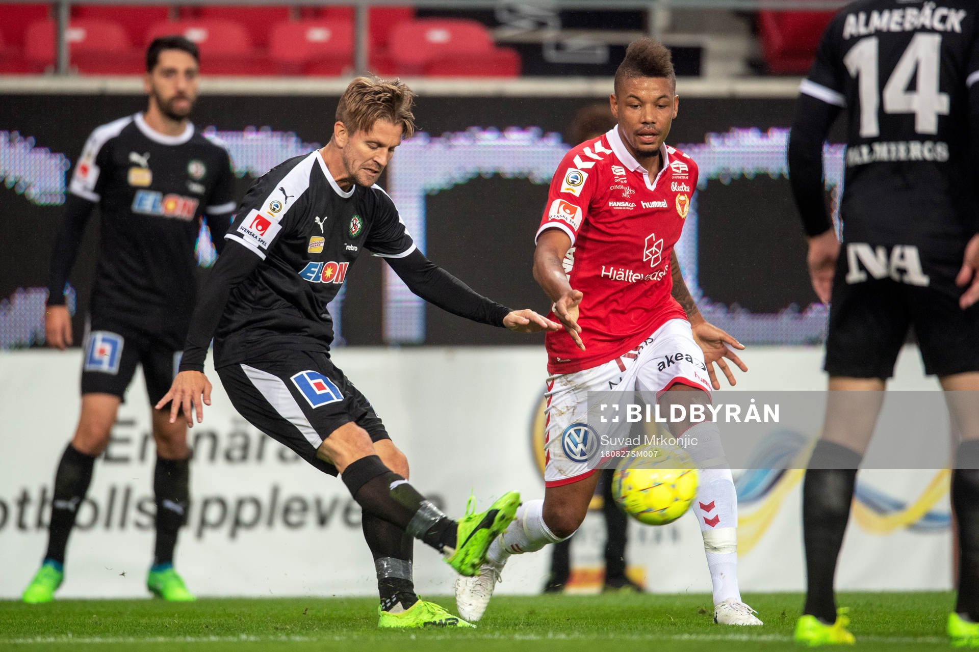 Örebros Martin Lorentzson och Kalmars Mikael Dyrestam under fotbollsmatchen i Allsvenskan mellan Kalmar och Örebro den 27 augusti 2018 i Kalmar.