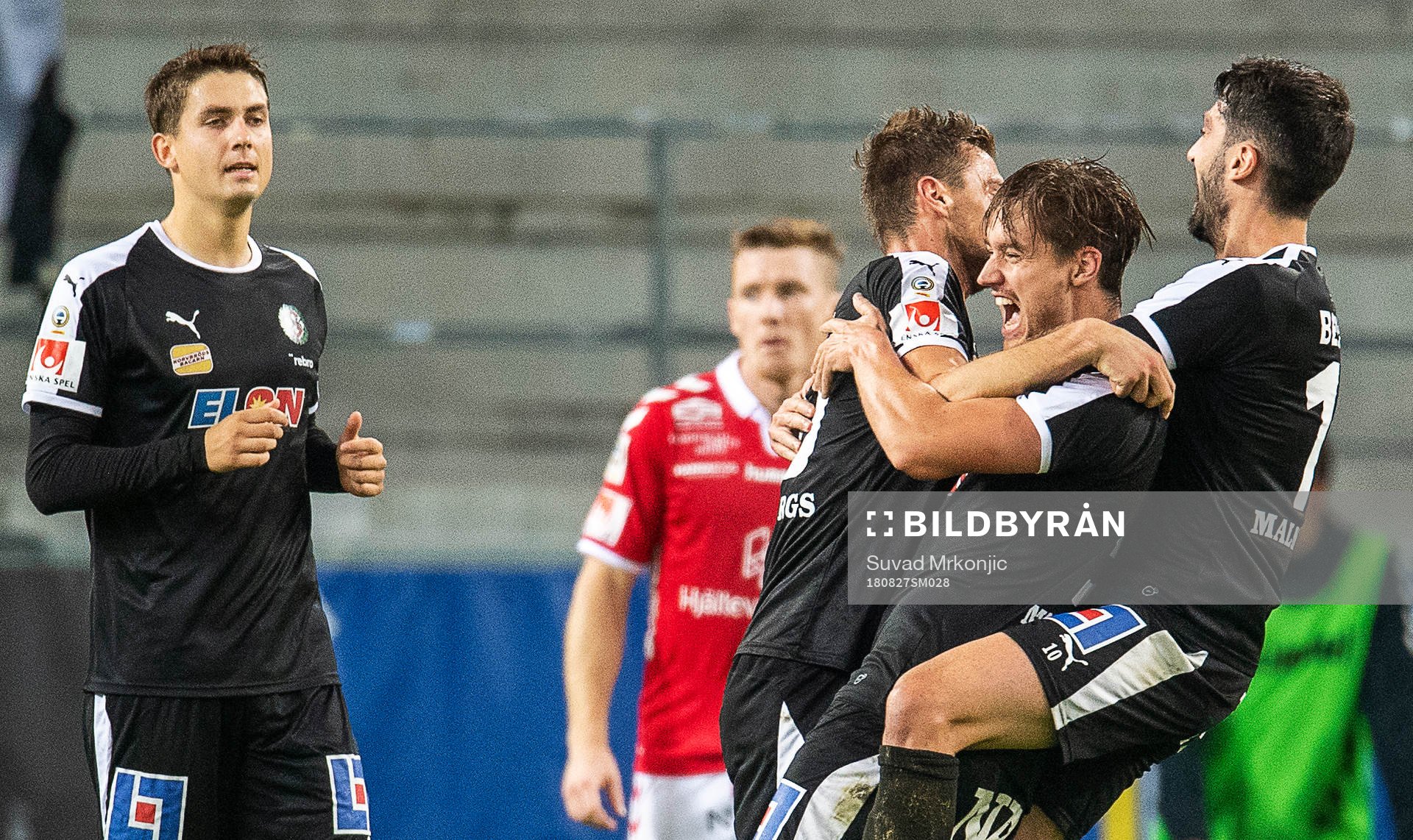 Örebros Victor Sköld (näst längst till höger) jublar