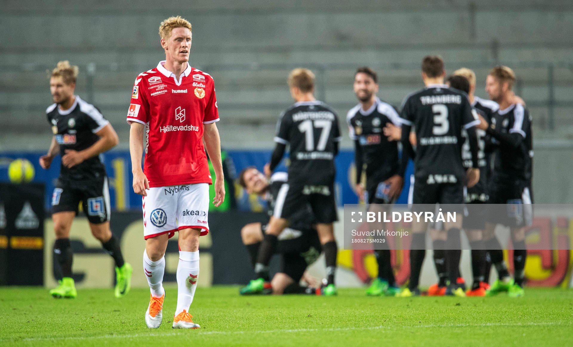 Kalmars Rasmus Elm deppar medan Örebrospelarna jublar