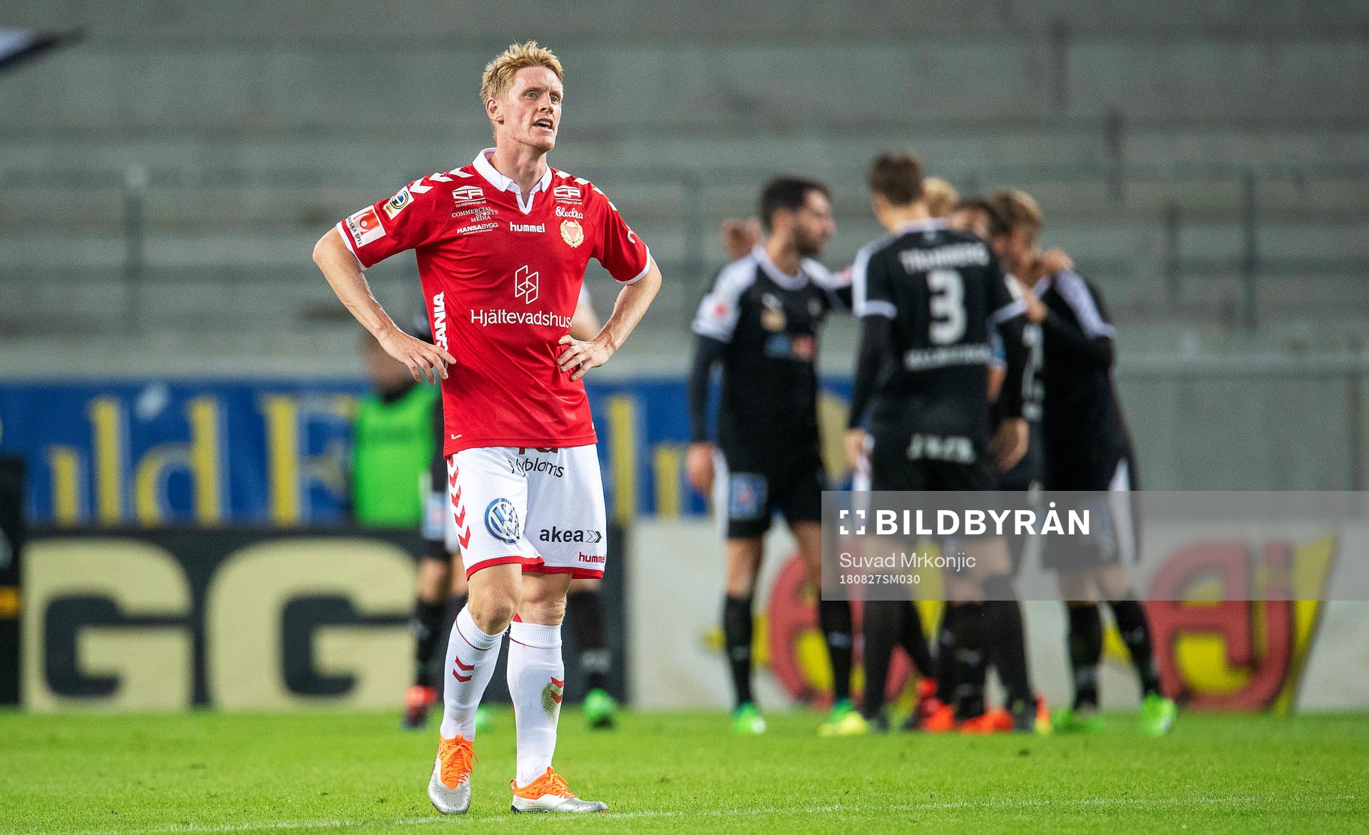 Kalmars Rasmus Elm deppar medan Örebrospelarna jublar