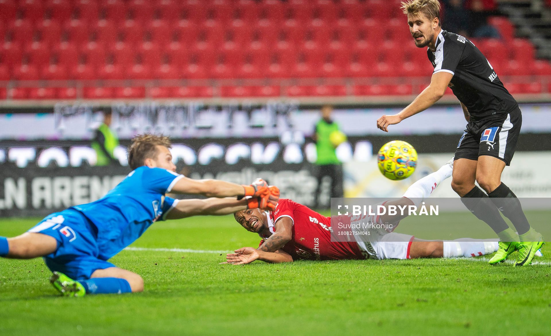 Kalmars Mikael Dyrestam och Örebros målvakt Oscar Jansson