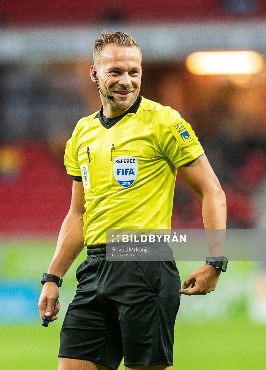 Domaren Kristoffer Karlsson under fotbollsmatchen i Allsvenskan mellan Kalmar och Örebro den 27 augusti 2018 i Kalmar.