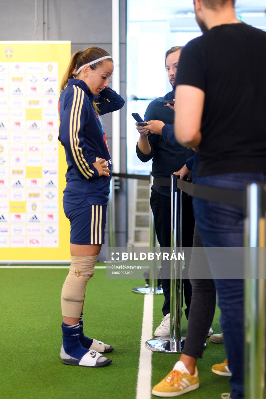 Kosovare Asllani med lindat knä